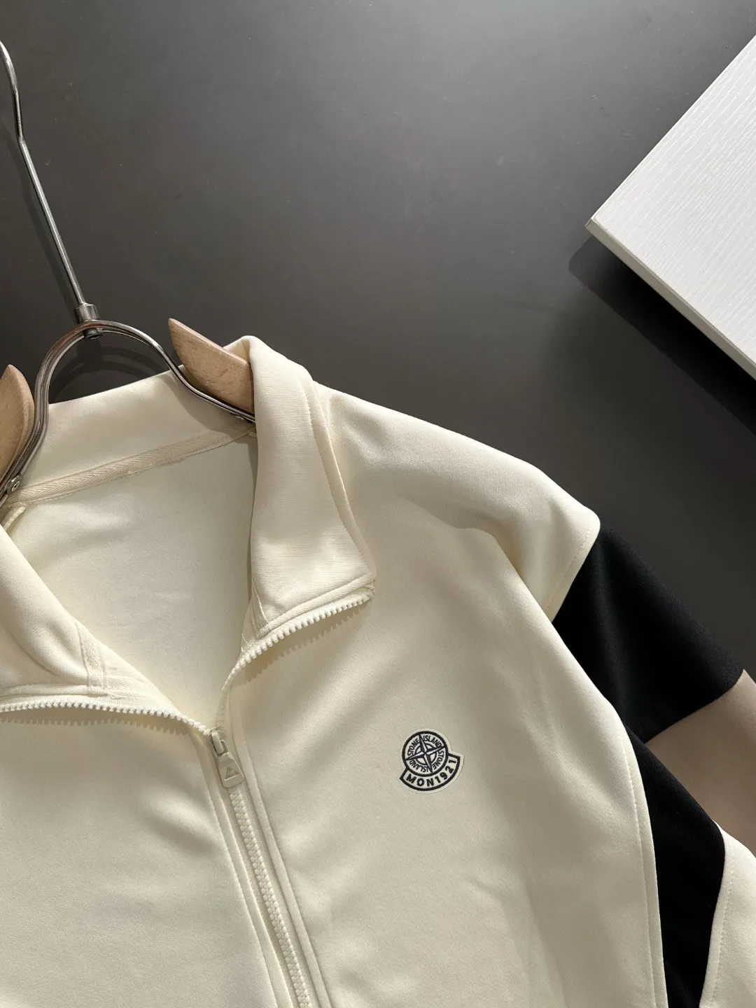 2-3 days to ship P720 Stone lsland/Stone Island joint MONCLER/Mongolian high quality 2025 autumn and winter new casual heavy industry suit exclusively developed by yb! High quality production! The top version of the trading company channel order, external orders for imported custom fabrics, high breathability and comfort, impeccable details, absolutely worth buying! This type of suit is also a must-have for lazy people. You don’t have to think about how to match it, you can just get it in one set! Brand element design concept, delicate and soft feel! It presents a casual cut and the upper body shape is great! On sale simultaneously on the official website! From a high-end men's positioning brand, the low-key luxury taste is irresistible! Exquisite workmanship and impeccable quality! The overall style is simple, fashionable and timeless, fully meeting the requirements of stylish and tasteful dressing! Size: M to 4XL (or state your height and weight when placing an order)