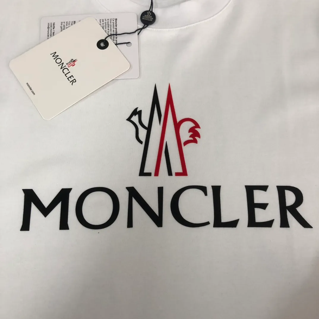 P150 MONCLER 25 latest short-sleeved T-shirt for couples ~ brand new element letter printing design ~ the fabric upper body is comfortable and breathable, not stiff, slim cut, made of high-end custom-made pure cotton fabric! The upper body is comfortable and stylish, and it can be worn alone as an inner layer. It is a must-have for fashionistas! ! ! Color: Black White Royal Blue Light Gray Dark Gray Size: S M L XL (Loose fit! Please state your height and weight when placing an order)