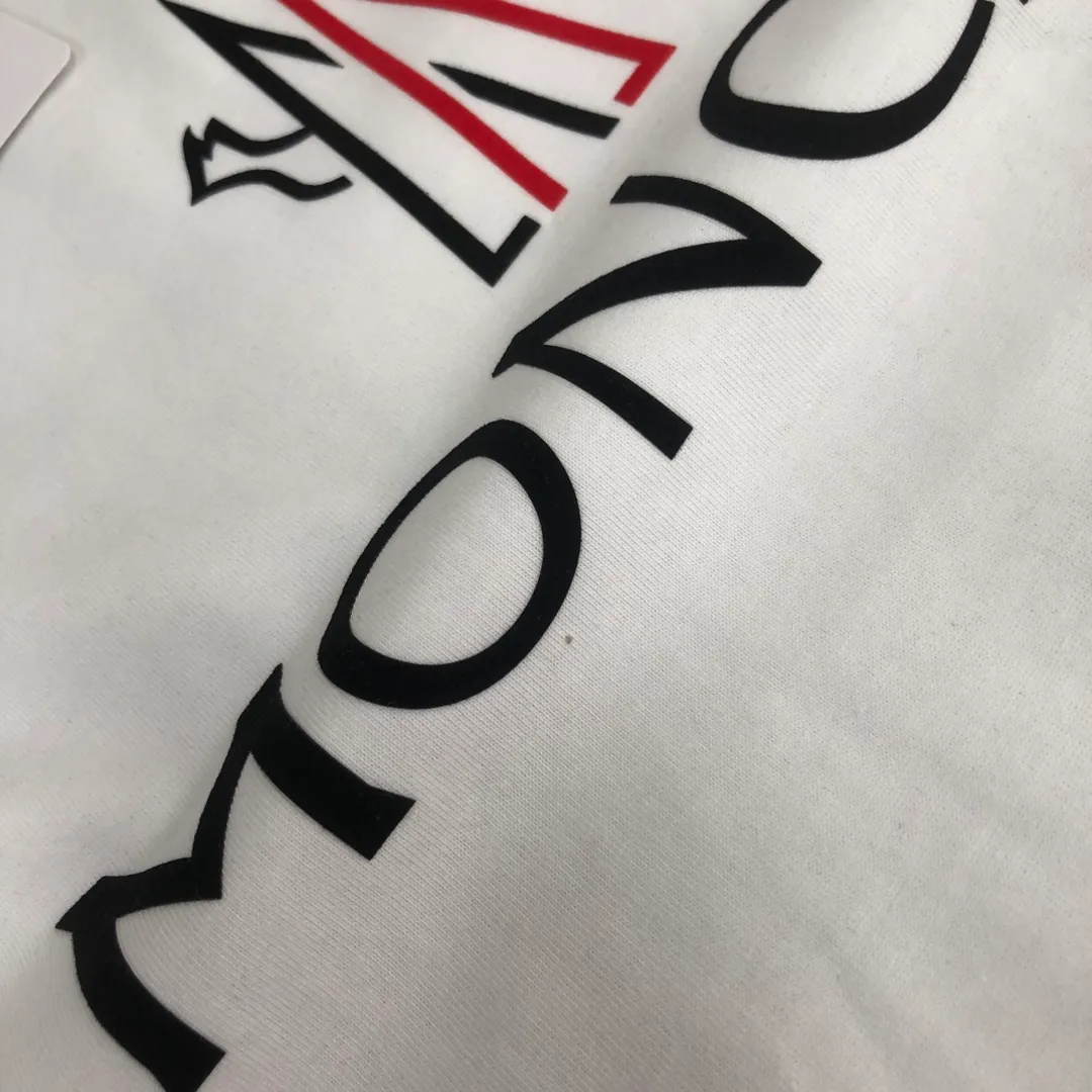 P150 MONCLER 25 latest short-sleeved T-shirt for couples ~ brand new element letter printing design ~ the fabric upper body is comfortable and breathable, not stiff, slim cut, made of high-end custom-made pure cotton fabric! The upper body is comfortable and stylish, and it can be worn alone as an inner layer. It is a must-have for fashionistas! ! ! Color: Black White Royal Blue Light Gray Dark Gray Size: S M L XL (Loose fit! Please state your height and weight when placing an order)