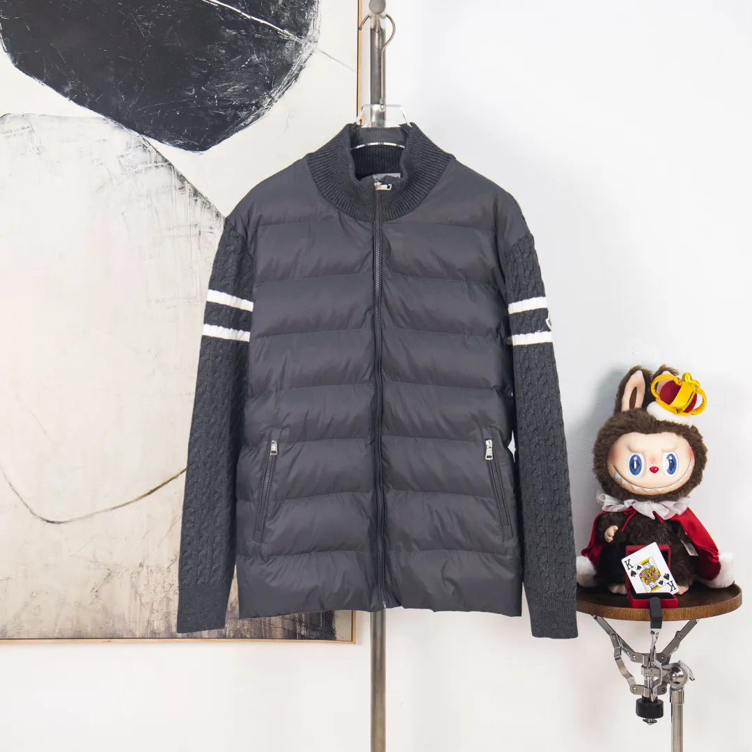 P480 zp version [exclusive supply] MONCLER/Mongolian knitted down spliced ​​stand-up collar with unique side thread design! ! ! Selling point: down knitted splicing, the splicing is made of wool blended fabric! Mengjia will release several types of sweaters and down at this time every year. In fact, the sweater and down at the Mjia counter are classic and evergreen styles. They are all basic styles. They can be worn alone or matched inside, as a sweater. The main promotion of this kind of counter is black, so most of them are black, with down in the front. Our studio has launched a gray series of products to let everyone experience different surprises. The color combination is particularly good! The face threads are also super nice! Very comfortable! The back and both sleeves are made of wool blended fabric. Color: Black Gray Size: S M L XL Number: YK10649