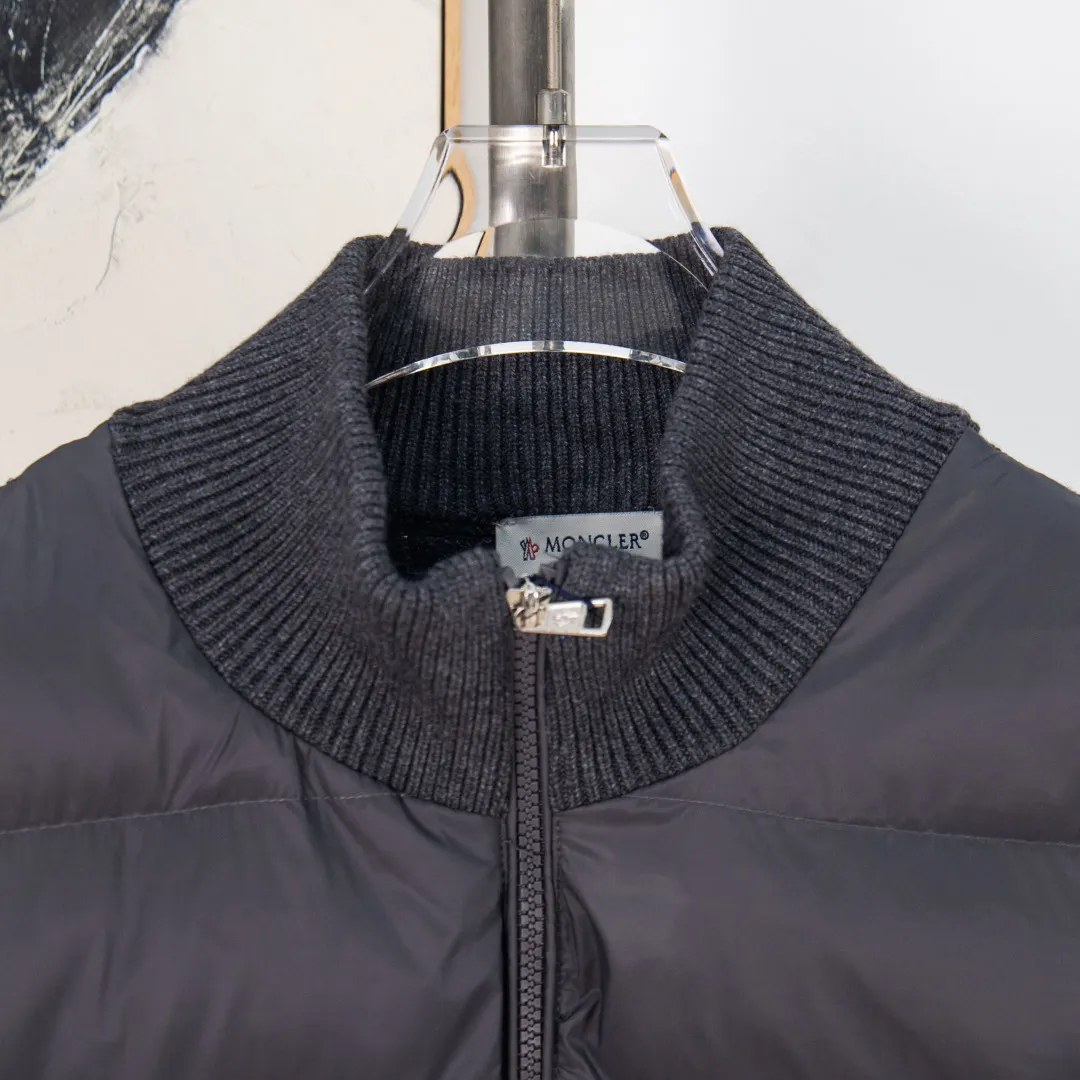 P480 zp version [exclusive supply] MONCLER/Mongolian knitted down spliced ​​stand-up collar with unique side thread design! ! ! Selling point: down knitted splicing, the splicing is made of wool blended fabric! Mengjia will release several types of sweaters and down at this time every year. In fact, the sweater and down at the Mjia counter are classic and evergreen styles. They are all basic styles. They can be worn alone or matched inside, as a sweater. The main promotion of this kind of counter is black, so most of them are black, with down in the front. Our studio has launched a gray series of products to let everyone experience different surprises. The color combination is particularly good! The face threads are also super nice! Very comfortable! The back and both sleeves are made of wool blended fabric. Color: Black Gray Size: S M L XL Number: YK10649