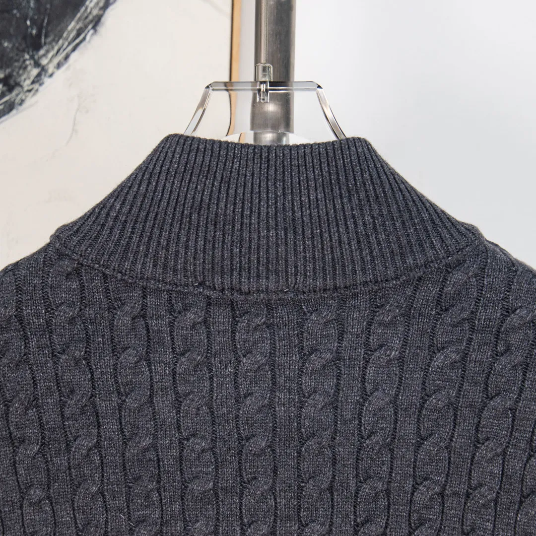 P480 zp version [exclusive supply] MONCLER/Mongolian knitted down spliced ​​stand-up collar with unique side thread design! ! ! Selling point: down knitted splicing, the splicing is made of wool blended fabric! Mengjia will release several types of sweaters and down at this time every year. In fact, the sweater and down at the Mjia counter are classic and evergreen styles. They are all basic styles. They can be worn alone or matched inside, as a sweater. The main promotion of this kind of counter is black, so most of them are black, with down in the front. Our studio has launched a gray series of products to let everyone experience different surprises. The color combination is particularly good! The face threads are also super nice! Very comfortable! The back and both sleeves are made of wool blended fabric. Color: Black Gray Size: S M L XL Number: YK10649