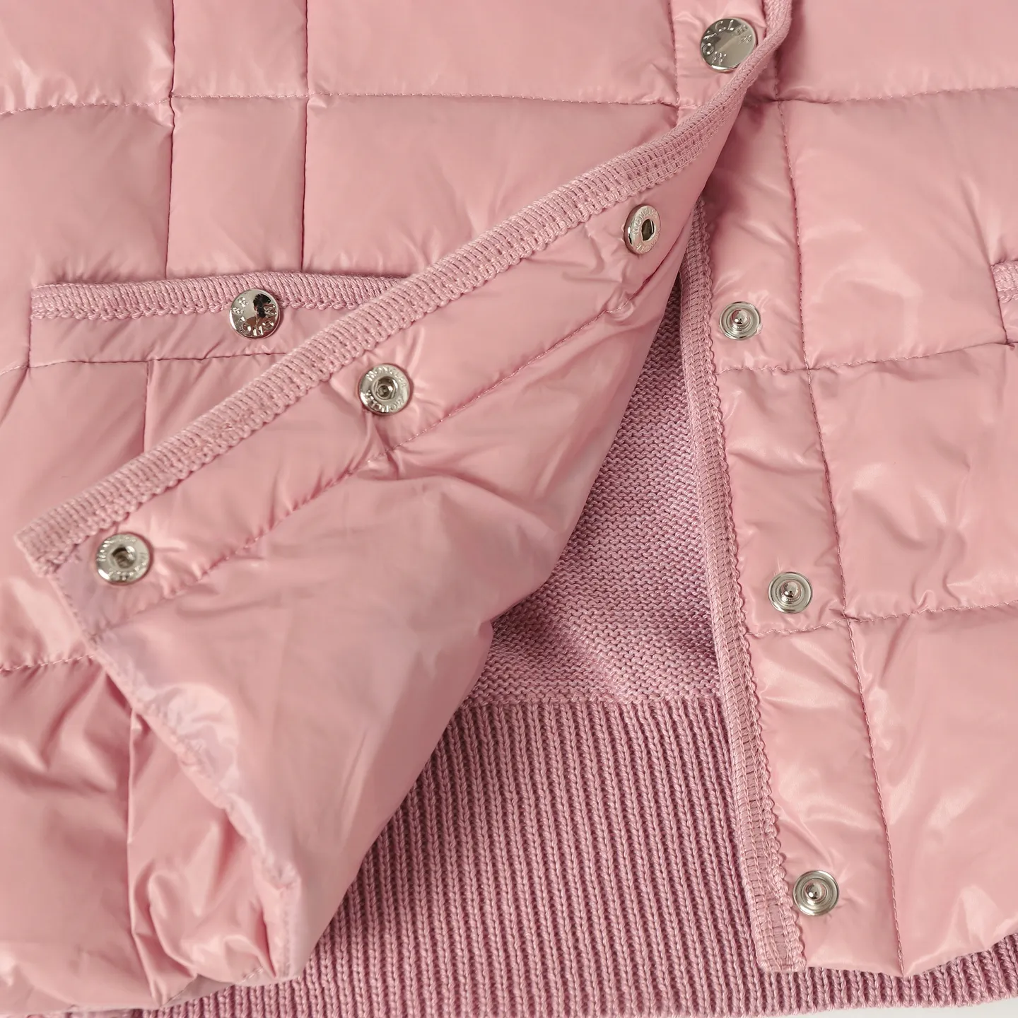 P640 Moncler/Moncler's new knitted splicing down jacket. Moncler always has an elegant and high-end charm. It is beautiful and grand when worn. Even down can be worn with a sense of fashion and high-end. Always wear warmth to show elegance and grandeur. Half-filled down jacket, small waisted half-filled down jacket, an excellent choice for transitional seasons. A close-fitting companion for sports, can be worn as a base or alone. Color: black/pink/beige Size: S M L
