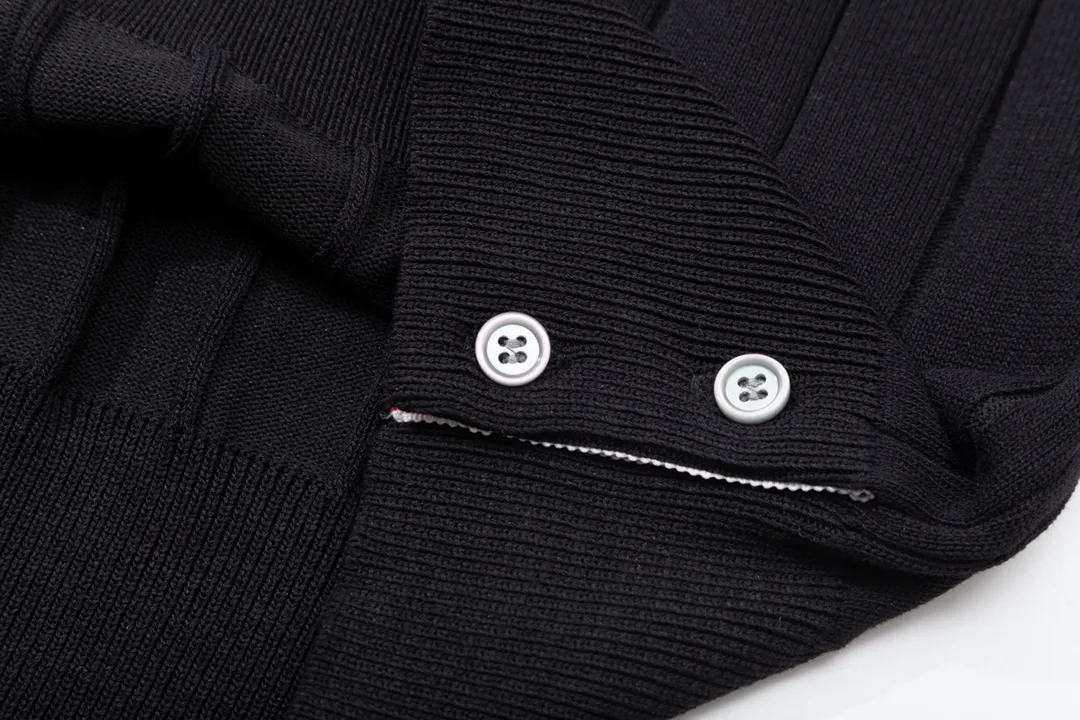 P190 MONCLER Mouth Covered Sleeve Color Block Knitted Polo Shirt Upgraded, inspired by the 1980s retro Original fabric Official same style Polo shirt Customized mesh sweater knitted fabric Very comfortable to the touch Latest brick cabinet synchronization for spring and summer Fashionable and individual Super versatile and good-looking style Very suitable for both men and women A must-have style Tag Collar label Washed wheat Complete with three standards Color: Black Size: M-3XL