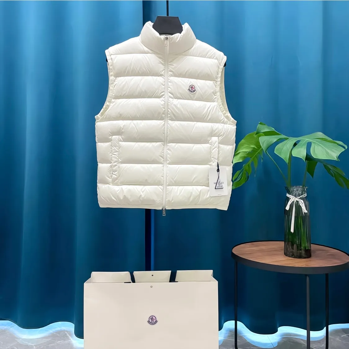 P660 Moncler➡️Mongolian Feather King 🦢 Down Stand Collar Down Vest Vest is now a hot sale at the counter! New winter down has been released 💥 New styles are popping up in an endless stream, down vest vest 1:1 original mold, 90 white goose down. The lining is light, thin, comfortable and warm, simple and fashionable, super exquisite tailoring. The accessories and hardware are also meticulous. We just want to bring you good products. Same style for men and women. Sizes: 1 code, 2 codes, 3 codes, 4 codes, 5 codes, 6 codes.