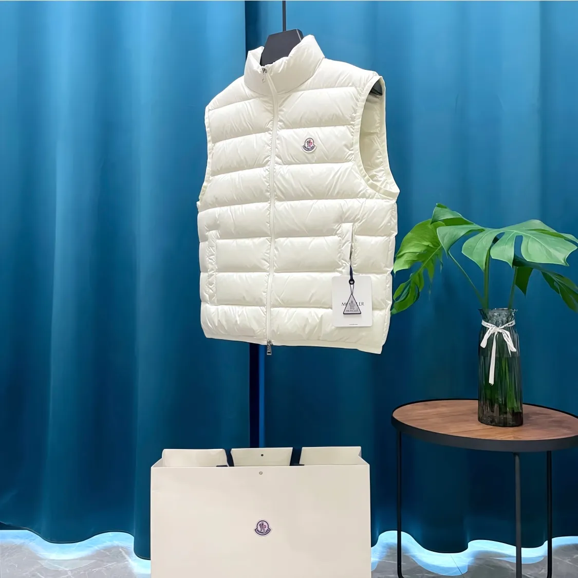 P660 Moncler➡️Mongolian Feather King 🦢 Down Stand Collar Down Vest Vest is now a hot sale at the counter! New winter down has been released 💥 New styles are popping up in an endless stream, down vest vest 1:1 original mold, 90 white goose down. The lining is light, thin, comfortable and warm, simple and fashionable, super exquisite tailoring. The accessories and hardware are also meticulous. We just want to bring you good products. Same style for men and women. Sizes: 1 code, 2 codes, 3 codes, 4 codes, 5 codes, 6 codes.