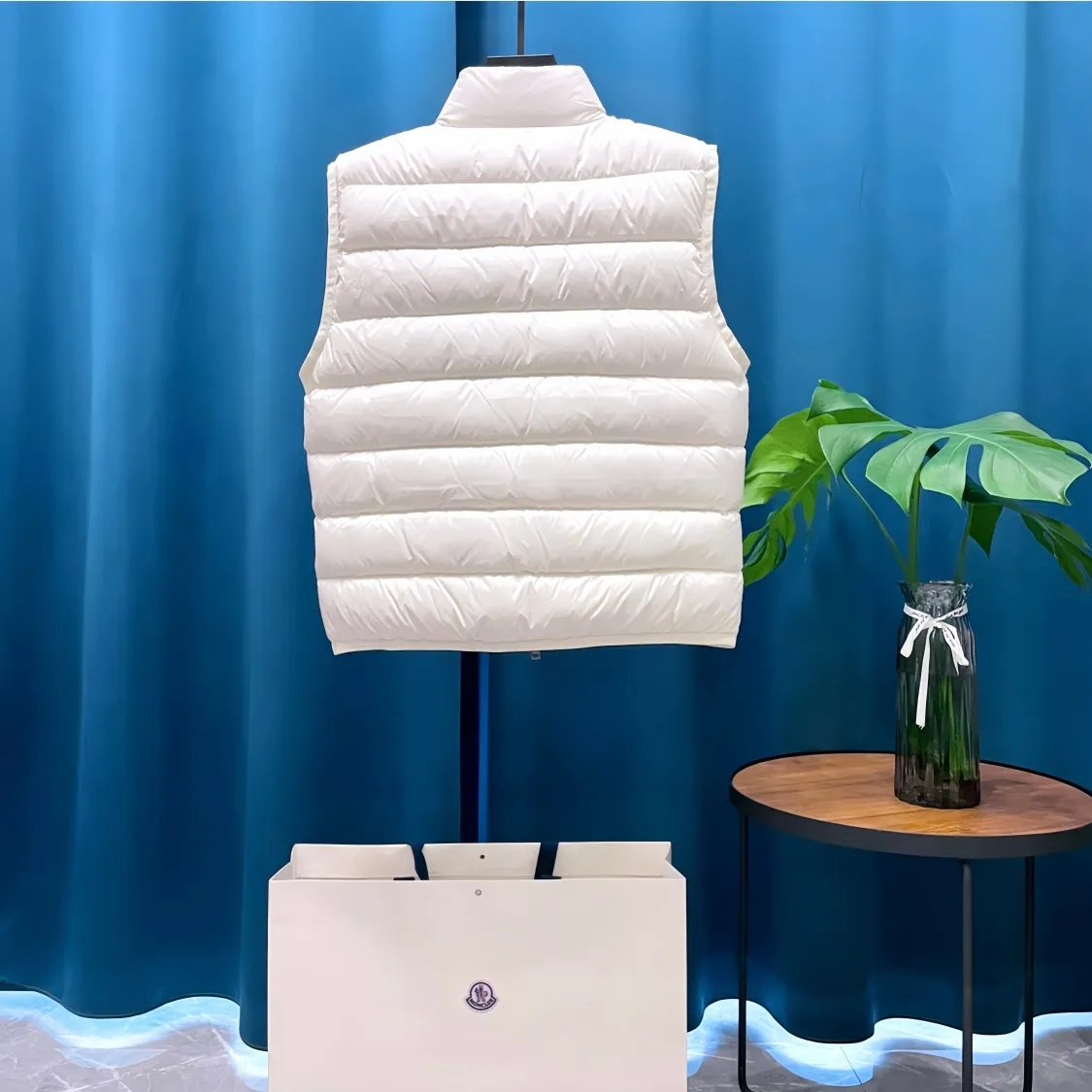 P660 Moncler➡️Mongolian Feather King 🦢 Down Stand Collar Down Vest Vest is now a hot sale at the counter! New winter down has been released 💥 New styles are popping up in an endless stream, down vest vest 1:1 original mold, 90 white goose down. The lining is light, thin, comfortable and warm, simple and fashionable, super exquisite tailoring. The accessories and hardware are also meticulous. We just want to bring you good products. Same style for men and women. Sizes: 1 code, 2 codes, 3 codes, 4 codes, 5 codes, 6 codes.