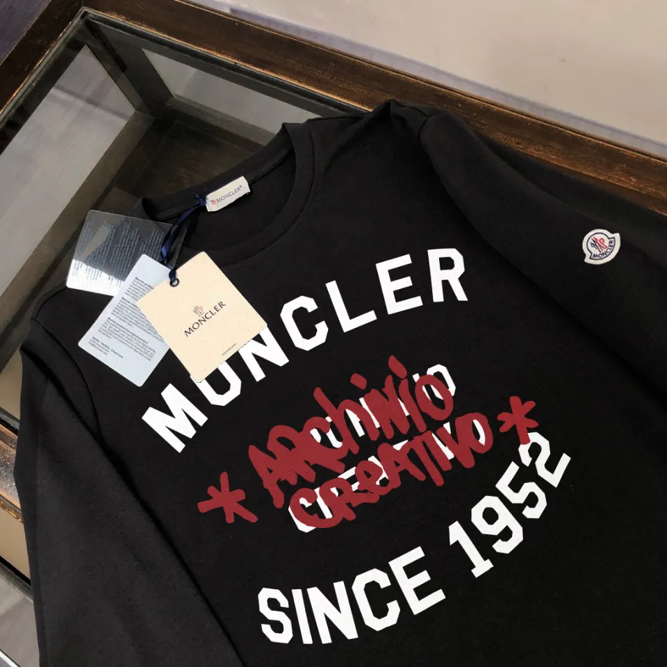 P180, a non-off-the-shelf model, you can trust it. Moncler printed long-sleeved T-shirt, 240g breathable cotton fabric, very soft and comfortable texture, does not shrink, does not deform, does not ball), can be worn alone as a base layer. Original customized accessories, collar label, care mark, hangtag, packaging (perfect details) Color: White Black Size: XS S M L