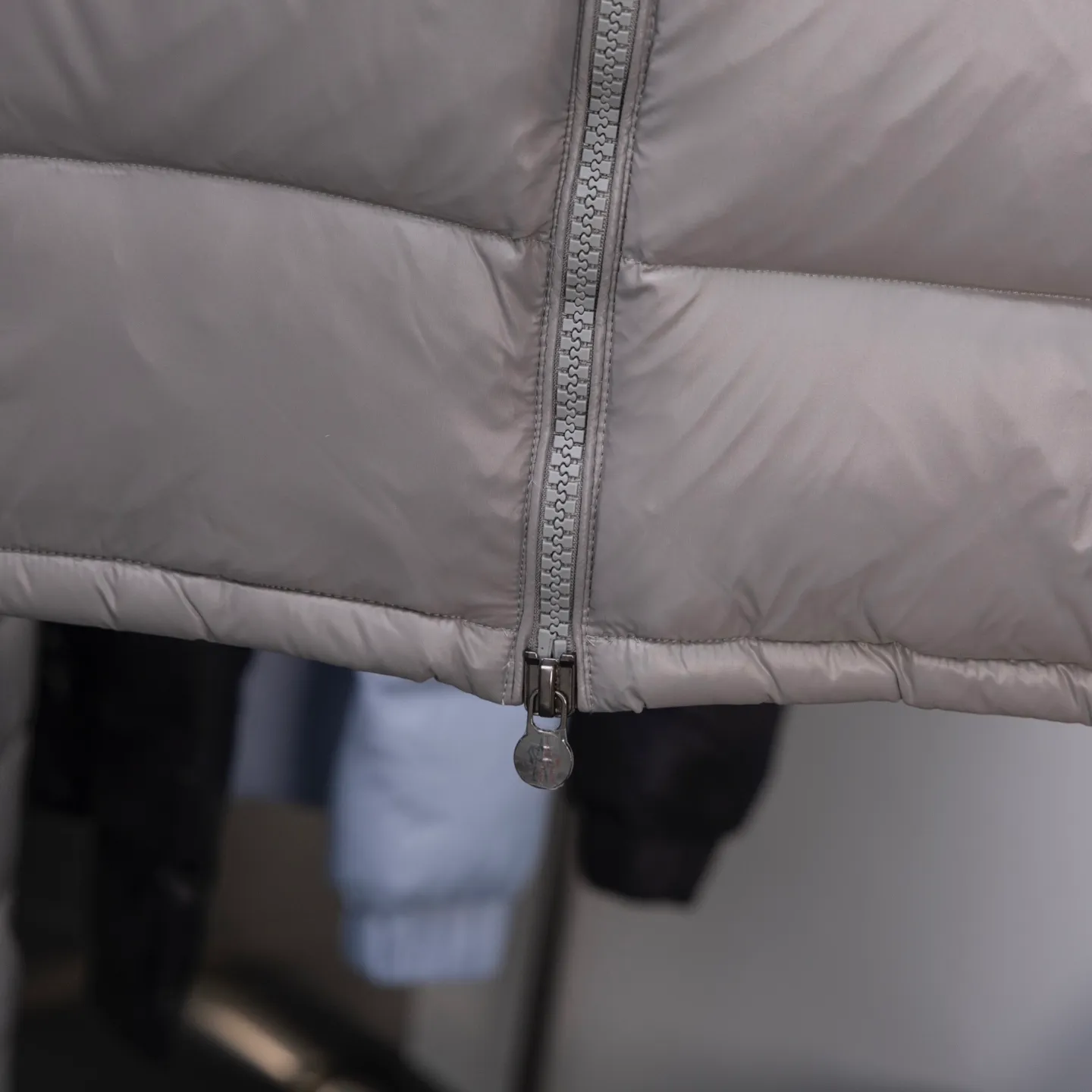 P670 2025 Autumn and Winter New Style🆕MONCLER MAYA Maya Unisex Down Jacket Unisex MONCLER / Moncler / Mouth New Each down jacket has been processed through at least 150 processes. The maximum fill power can reach 800➕ to make the wear warmer. 5A level standard. Use German anti-down needles up to 11 stitches every three centimeters. Precision sewing. Sleeve LOGO: Sleeve LOGO. Made of wool, the embroidery is made by Japanese Tajima machine. NFC chip: Sleeve wool embroidery label, and the inner wash label can verify the NFC chip. Fabric: Lightly waterproof and breathable nylon cloth. Filling: 90% white duck down. Made of the best cloud velvet. Very high fluffy and very warm. Zipper: electroplated engraved logo zipper. Consistent with the original version. Embroidery: made by Japanese Tajima embroidery machine. Accessories: main label, washable label, hangtag. All packaging is original and complete.