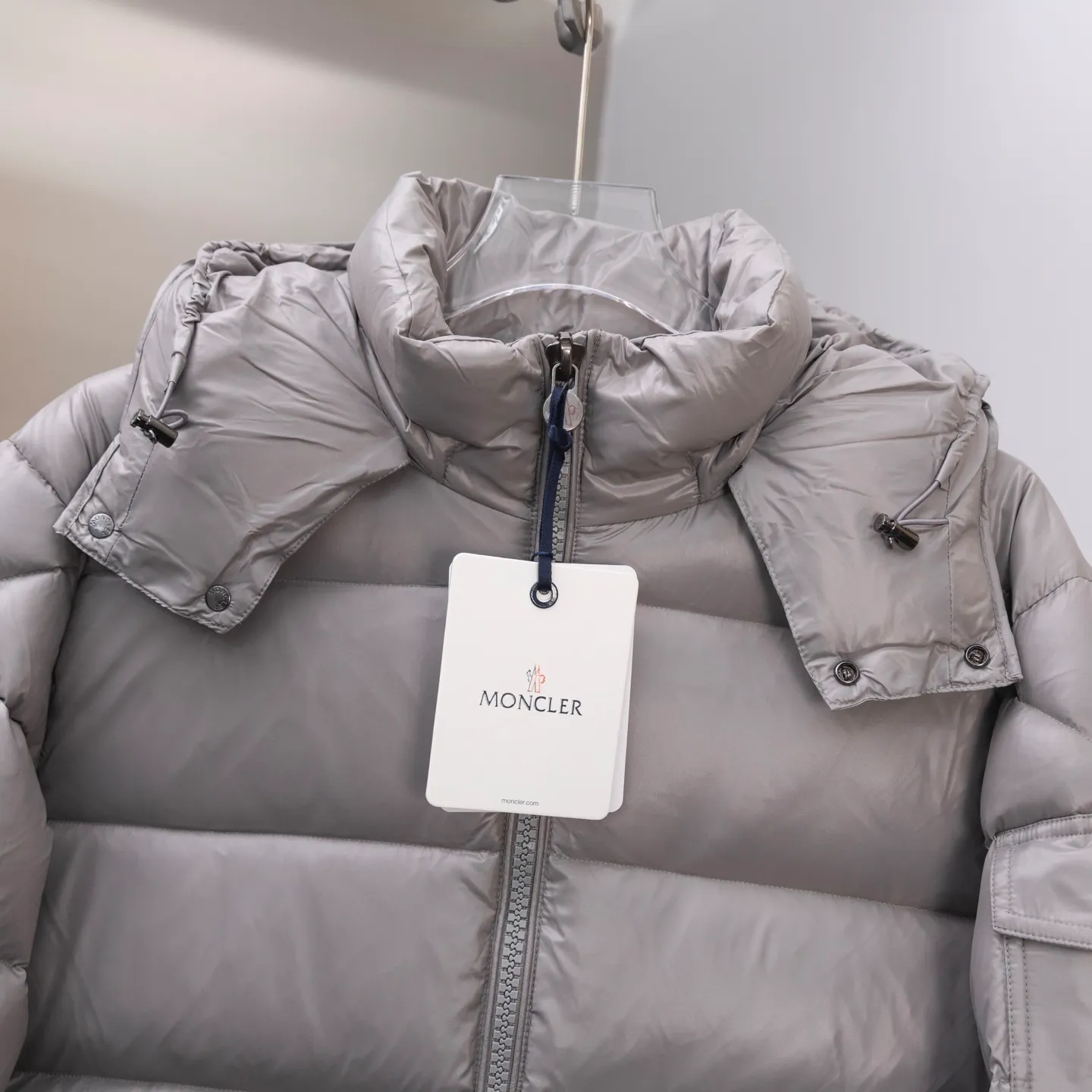 P670 2025 Autumn and Winter New Style🆕MONCLER MAYA Maya Unisex Down Jacket Unisex MONCLER / Moncler / Mouth New Each down jacket has been processed through at least 150 processes. The maximum fill power can reach 800➕ to make the wear warmer. 5A level standard. Use German anti-down needles up to 11 stitches every three centimeters. Precision sewing. Sleeve LOGO: Sleeve LOGO. Made of wool, the embroidery is made by Japanese Tajima machine. NFC chip: Sleeve wool embroidery label, and the inner wash label can verify the NFC chip. Fabric: Lightly waterproof and breathable nylon cloth. Filling: 90% white duck down. Made of the best cloud velvet. Very high fluffy and very warm. Zipper: electroplated engraved logo zipper. Consistent with the original version. Embroidery: made by Japanese Tajima embroidery machine. Accessories: main label, washable label, hangtag. All packaging is original and complete.