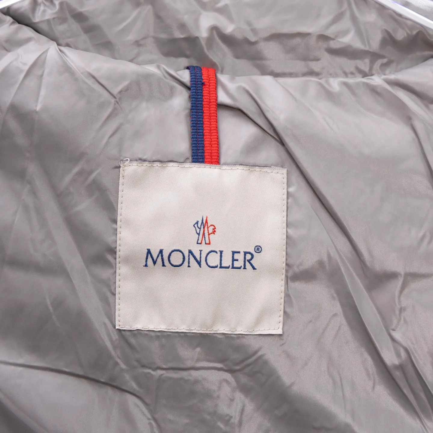 P670 2025 Autumn and Winter New Style🆕MONCLER MAYA Maya Unisex Down Jacket Unisex MONCLER / Moncler / Mouth New Each down jacket has been processed through at least 150 processes. The maximum fill power can reach 800➕ to make the wear warmer. 5A level standard. Use German anti-down needles up to 11 stitches every three centimeters. Precision sewing. Sleeve LOGO: Sleeve LOGO. Made of wool, the embroidery is made by Japanese Tajima machine. NFC chip: Sleeve wool embroidery label, and the inner wash label can verify the NFC chip. Fabric: Lightly waterproof and breathable nylon cloth. Filling: 90% white duck down. Made of the best cloud velvet. Very high fluffy and very warm. Zipper: electroplated engraved logo zipper. Consistent with the original version. Embroidery: made by Japanese Tajima embroidery machine. Accessories: main label, washable label, hangtag. All packaging is original and complete.