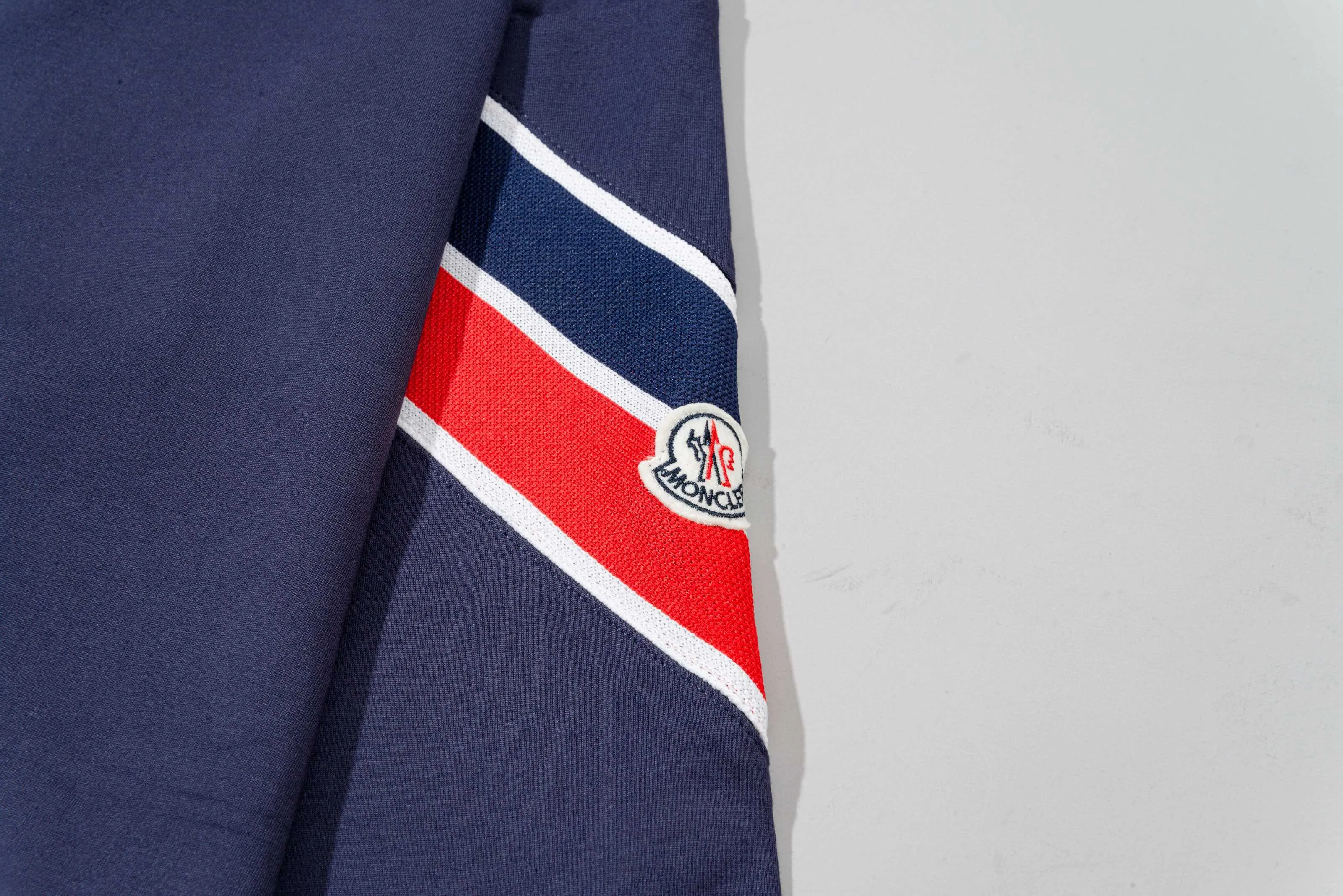 P270 MONCLER/Muzzle Custom fabric suit casual sweatpants Red and blue ribbon splicing design brand Zhangzi LOGO process Official synchronization High version High quality Fashion personality Versatile trend Pure original quality Original fabric Hang tag Collar label Washed wheat Complete three standards Color: blue. Gray. Size: S-2XL