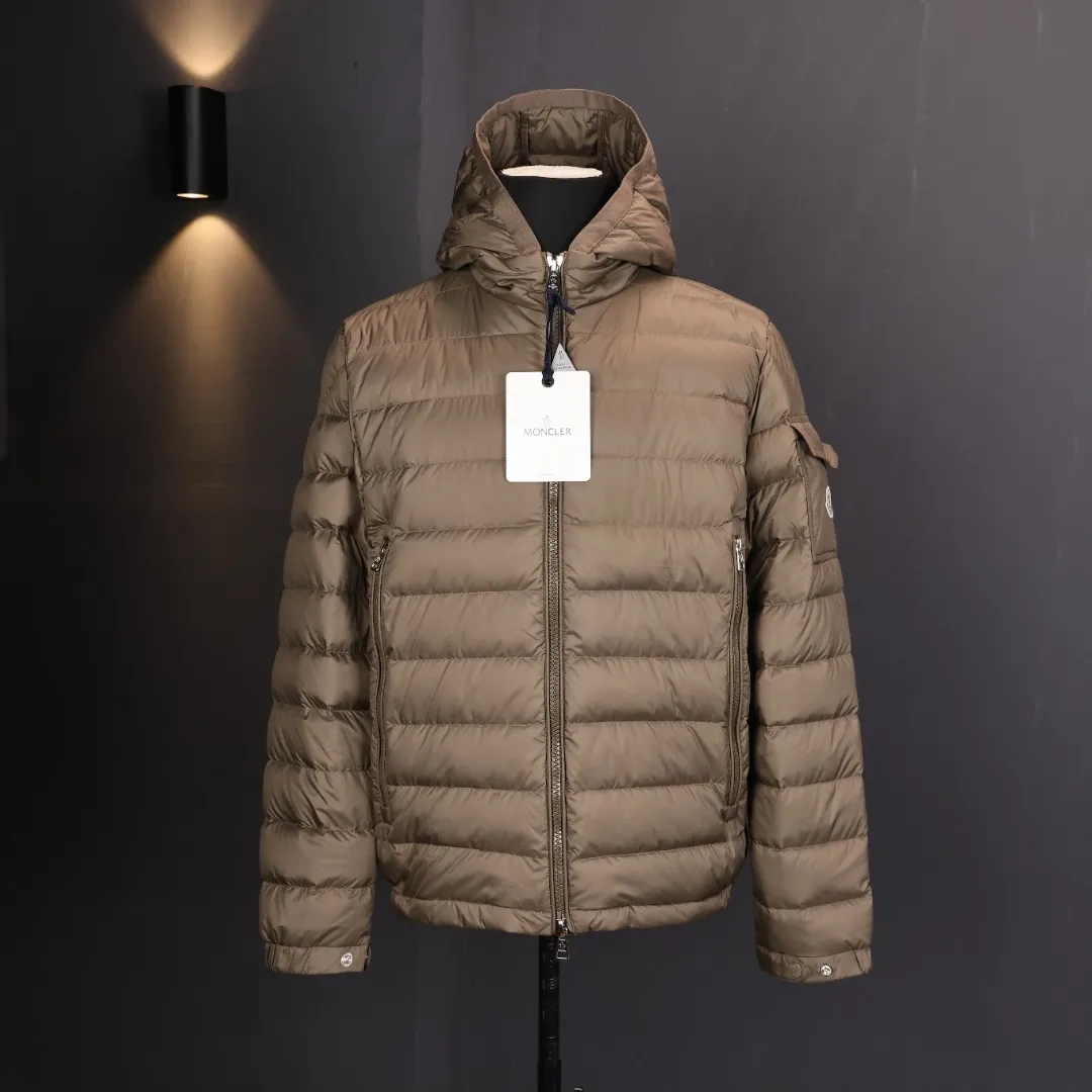 P800 Moncler matte rib down jacket Moncler's classic matte rib down jacket, with its iconic vertical quilting design, is light and warm! It is filled with high-quality goose down and has a matte water-repellent nylon outer layer. It is both fashionable and practical. The hooded design + zipper pocket is suitable for daily commuting or outdoor use, and can easily cope with low temperatures in winter.