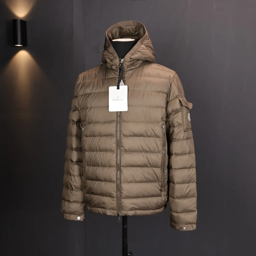 P800 Moncler matte rib down jacket Moncler's classic matte rib down jacket, with its iconic vertical quilting design, is light and warm! It is filled with high-quality goose down and has a matte water-repellent nylon outer layer. It is both fashionable and practical. The hooded design + zipper pocket is suitable for daily commuting or outdoor use, and can easily cope with low temperatures in winter.