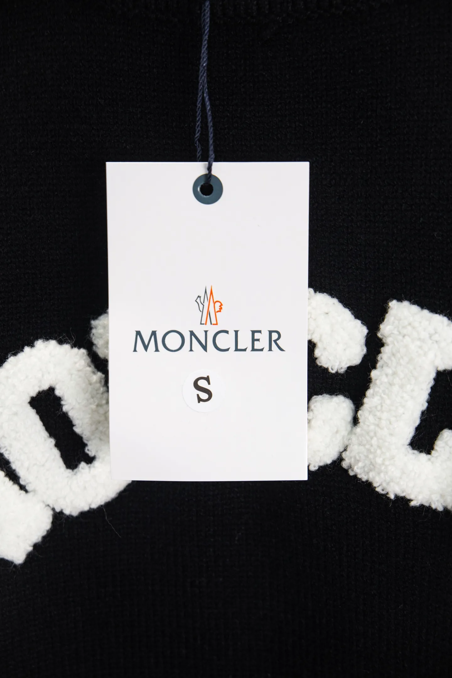 P240 Style No.: Y273 Moncler Spring, Autumn and Winter two-color small label terry embroidered knitted round neck sweater. The classic Moncler letter logo is spliced with sand knitting. 7-needle jacquard machine operation. The yarn selection is soft and comfortable and not prickly. The classic small label is simple and elegant. The weight of a piece of clothing is more than one kilogram. Proper high quality. 1:1 customization. The true restoration of ZP. How can we not have a masked sweater this autumn and winter? Can be worn by both men and women. Color: black Gray Size: S-XL