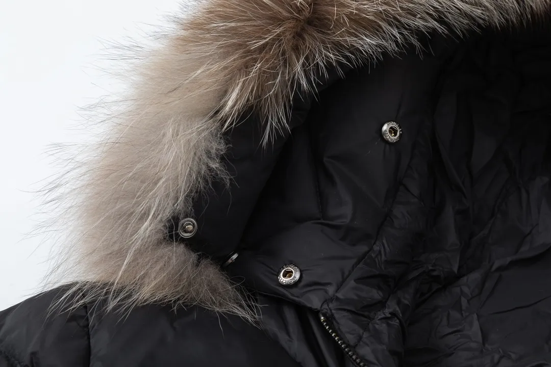 P1100 with dust bag) Moncler/Mongolian #hudson women's extended down jacket This is the most perfect type of Moncler down jacket, giving you enough warmth from head to toe. The filling of the down, the color of the fabric, the gloss of the fox fur, and the fineness of the hardware are extremely high-end! Each silver fox fur collar is imported from Finland and is unique! Filled with European standard 95% white duck down, the softness and warmth are unparalleled! Made of lightweight nylon fabric, it has a cut-and-stitch design on the body, pockets on the left and right sides, and the latest webbing embellishment on the zipper. The extended version that goes over the knee has an excellent effect of hiding flesh and makes your taller figure appear slimmer. The detachable hood at the funnel neckline provides extra coverage. It is a must-have when the weather gets cold! This basic classic style will never go out of style! The longer length can make the legs more effective in keeping out the cold, especially for friends in the north! One NFC sensor anti-counterfeiting chip One European standard 95% white goose down, exclusively used on the market. An exclusive use of Taiwan's original nylon nylon inner and outer fabrics. The auxiliary materials and hardware are customized from the original factory to restore genuine quality.  size:1# 2# 3# 4#