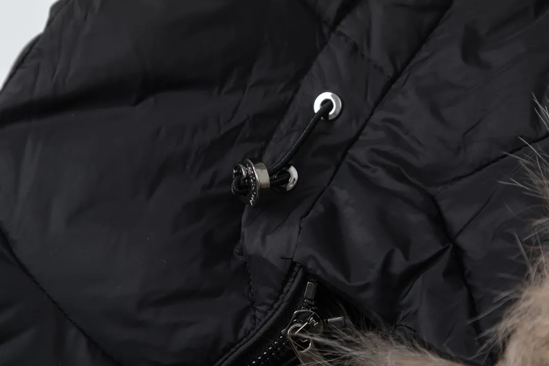 P1100 with dust bag) Moncler/Mongolian #hudson women's extended down jacket This is the most perfect type of Moncler down jacket, giving you enough warmth from head to toe. The filling of the down, the color of the fabric, the gloss of the fox fur, and the fineness of the hardware are extremely high-end! Each silver fox fur collar is imported from Finland and is unique! Filled with European standard 95% white duck down, the softness and warmth are unparalleled! Made of lightweight nylon fabric, it has a cut-and-stitch design on the body, pockets on the left and right sides, and the latest webbing embellishment on the zipper. The extended version that goes over the knee has an excellent effect of hiding flesh and makes your taller figure appear slimmer. The detachable hood at the funnel neckline provides extra coverage. It is a must-have when the weather gets cold! This basic classic style will never go out of style! The longer length can make the legs more effective in keeping out the cold, especially for friends in the north! One NFC sensor anti-counterfeiting chip One European standard 95% white goose down, exclusively used on the market. An exclusive use of Taiwan's original nylon nylon inner and outer fabrics. The auxiliary materials and hardware are customized from the original factory to restore genuine quality.  size:1# 2# 3# 4#