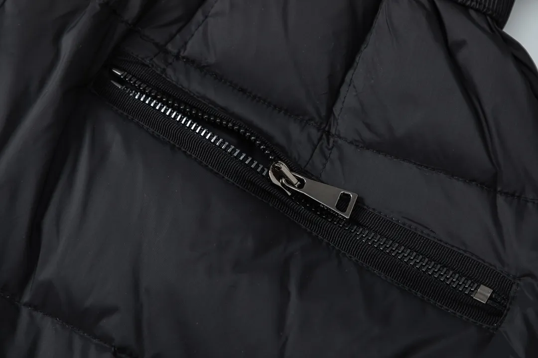 P1100 with dust bag) Moncler/Mongolian #hudson women's extended down jacket This is the most perfect type of Moncler down jacket, giving you enough warmth from head to toe. The filling of the down, the color of the fabric, the gloss of the fox fur, and the fineness of the hardware are extremely high-end! Each silver fox fur collar is imported from Finland and is unique! Filled with European standard 95% white duck down, the softness and warmth are unparalleled! Made of lightweight nylon fabric, it has a cut-and-stitch design on the body, pockets on the left and right sides, and the latest webbing embellishment on the zipper. The extended version that goes over the knee has an excellent effect of hiding flesh and makes your taller figure appear slimmer. The detachable hood at the funnel neckline provides extra coverage. It is a must-have when the weather gets cold! This basic classic style will never go out of style! The longer length can make the legs more effective in keeping out the cold, especially for friends in the north! One NFC sensor anti-counterfeiting chip One European standard 95% white goose down, exclusively used on the market. An exclusive use of Taiwan's original nylon nylon inner and outer fabrics. The auxiliary materials and hardware are customized from the original factory to restore genuine quality.  size:1# 2# 3# 4#