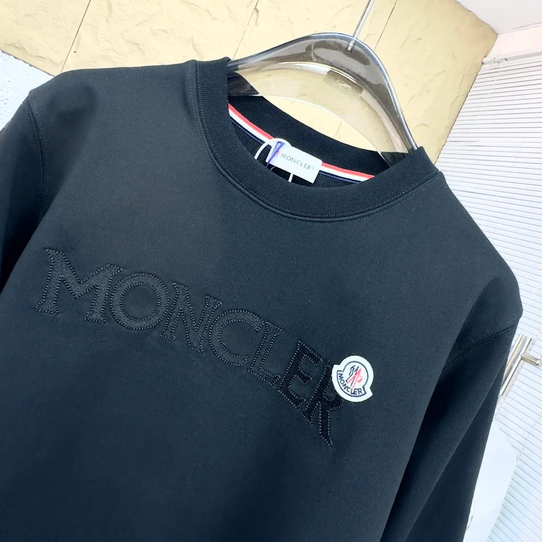 P280 Brand: Mengkou🤳𝐌𝐎𝐍𝐂𝐋𝐄𝐑 Fabric: ☑️Made of 440g double-strand pure cotton terry👕 Fabric: ☑️Thread with 1*1 double yarn thread. 🔜Comes with dyeing in the same tank. Craftsmanship: ☑️The embroidery uses 3D three-dimensional embroidery technology, 🇧🇫The original computer scan and print is restored 1:1. The pattern is clear and the needle count is dense. It is a rare high-end product on the market! 🇲🇩All three standards are complete! Size: ☑️S 〰️M 〰️L 〰️XL 〰️XXL