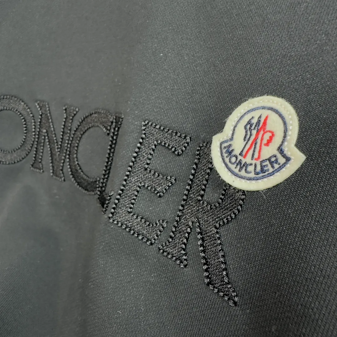 P280 Brand: Mengkou🤳𝐌𝐎𝐍𝐂𝐋𝐄𝐑 Fabric: ☑️Made of 440g double-strand pure cotton terry👕 Fabric: ☑️Thread with 1*1 double yarn thread. 🔜Comes with dyeing in the same tank. Craftsmanship: ☑️The embroidery uses 3D three-dimensional embroidery technology, 🇧🇫The original computer scan and print is restored 1:1. The pattern is clear and the needle count is dense. It is a rare high-end product on the market! 🇲🇩All three standards are complete! Size: ☑️S 〰️M 〰️L 〰️XL 〰️XXL