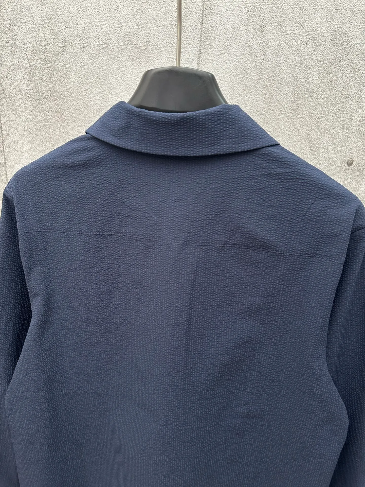 P440 MONCLER bubble wrinkle shirt jacket Fabric selection: Made of cotton blended woven fabric with 76% high cotton content + 24% polyester fiber. The high cotton content ensures that the fabric is soft, skin-friendly, and has good breathability. The addition of a small amount of polyester fiber balances the wrinkle resistance and elasticity of the overall fabric and greatly reduces its shrinkage. After preshrinking, dimensional changes during washing are negligible. The fusion of the two makes the fabric combine anti-wrinkle, quick-drying, easy care and other characteristics without losing the advantages of good wearing experience and strong breathability.  Bubble wrinkle technology: ground warp + bubble warp independent let-off. The bubble warp yarn feeding speed is about 20% higher than the ground warp yarn feeding speed. During weaving, the bubble warp is relaxed and accumulated, forming a naturally arched bubble unit. Through the alternating arrangement of yarns + floating length tissue changes, a clear grid frame is built between the bubble units, and finally the bubble three-dimensional effect and grid outline are locked through high-temperature heat setting.  Accessories: One-to-one customized zipper puller, one-to-one customized LOGO armband, one-to-one customized snap button SIZE: 1 2 3 4