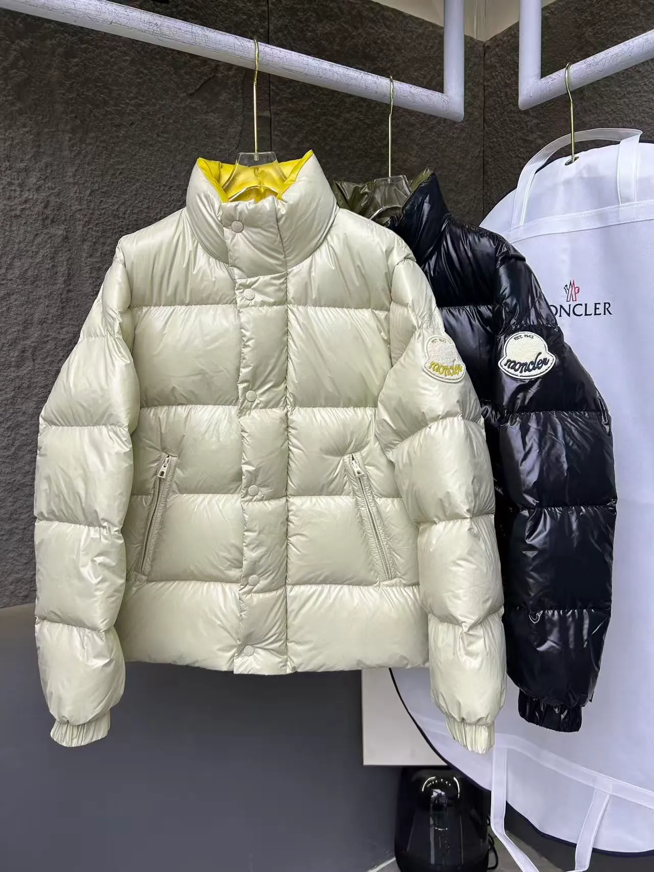 P800 high version💎Big Standard 1952 Unisex style💎 Moncler Moncler new product Triti down jacket for men and women. Triti down jacket is made of functional shiny nylon fabric, comfortable and warm without being heavy. Chenille logo patch highlights the essence of the brand.  Style number: Dabiao 1952 Size: 12345 Color: black▪️white
