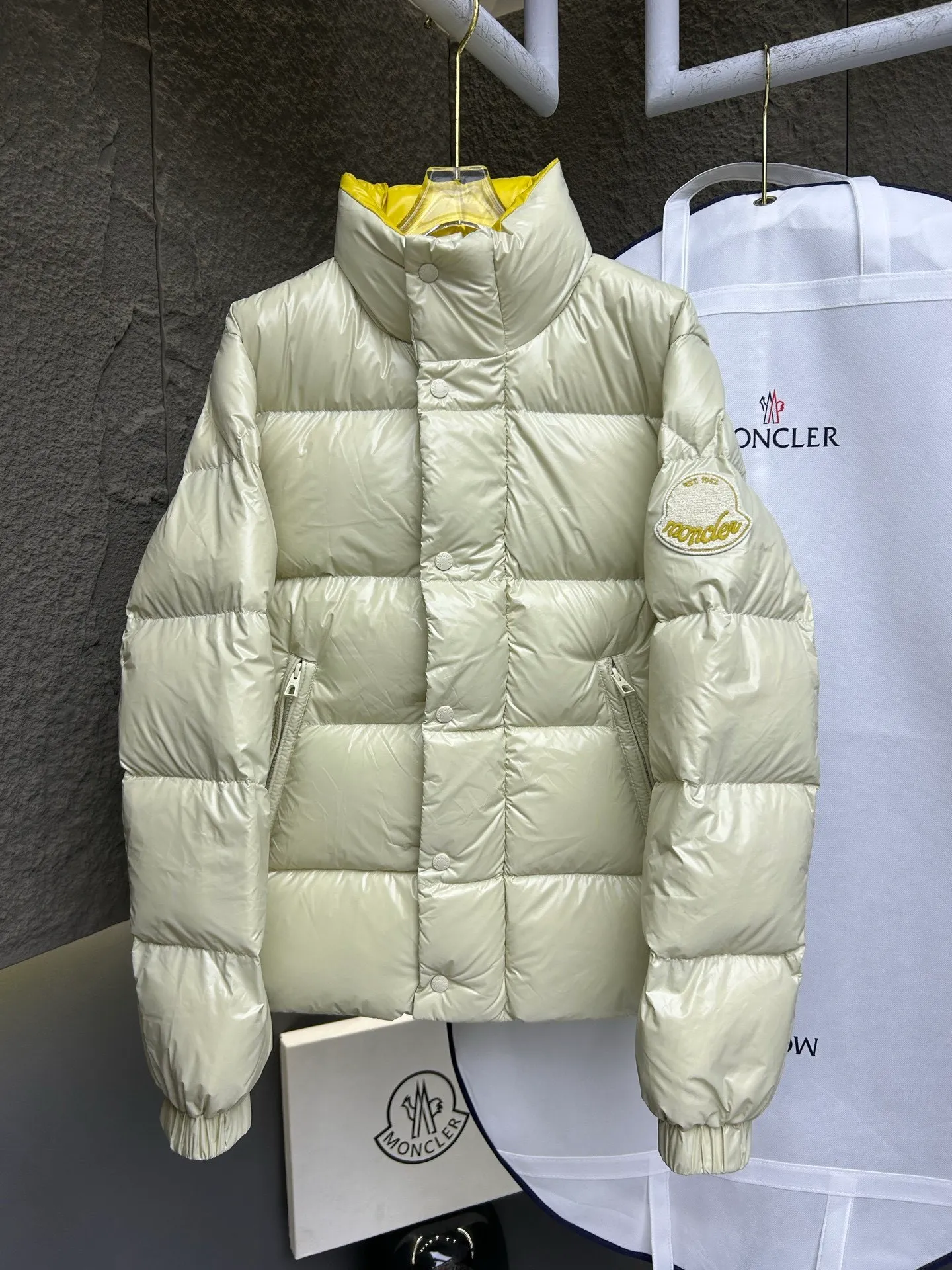 P800 high version💎Big Standard 1952 Unisex style💎 Moncler Moncler new product Triti down jacket for men and women. Triti down jacket is made of functional shiny nylon fabric, comfortable and warm without being heavy. Chenille logo patch highlights the essence of the brand.  Style number: Dabiao 1952 Size: 12345 Color: black▪️white