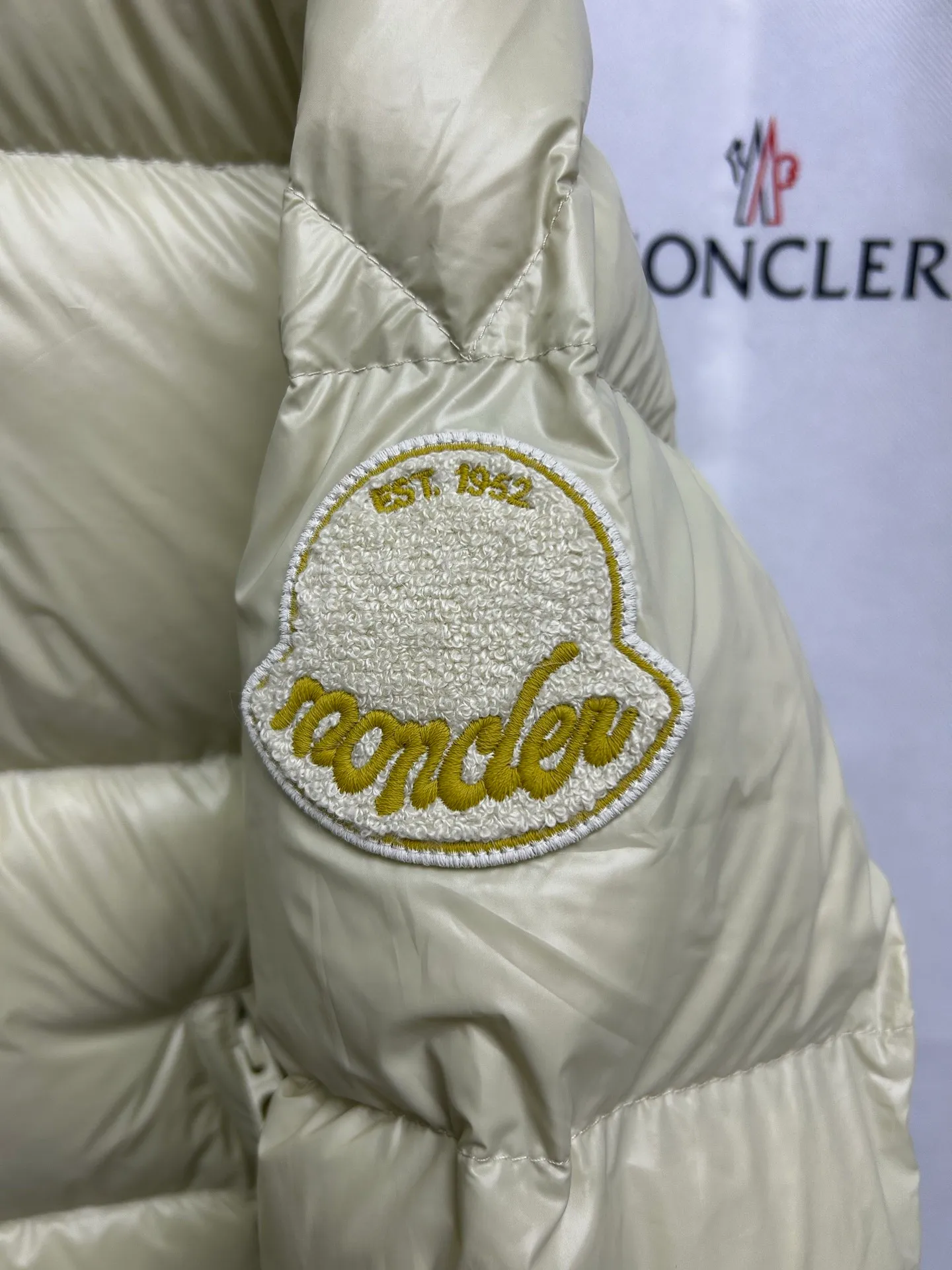 P800 high version💎Big Standard 1952 Unisex style💎 Moncler Moncler new product Triti down jacket for men and women. Triti down jacket is made of functional shiny nylon fabric, comfortable and warm without being heavy. Chenille logo patch highlights the essence of the brand.  Style number: Dabiao 1952 Size: 12345 Color: black▪️white