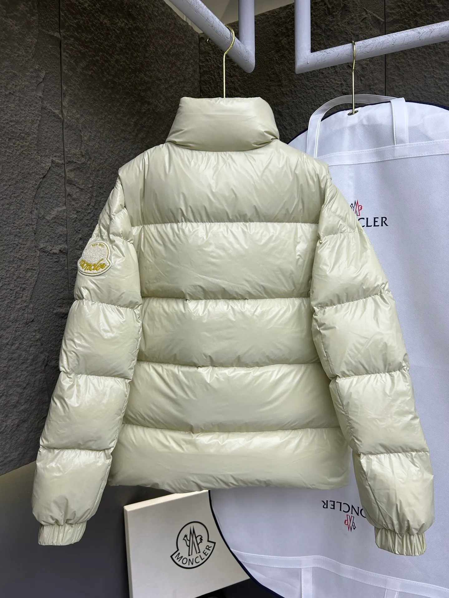 P800 high version💎Big Standard 1952 Unisex style💎 Moncler Moncler new product Triti down jacket for men and women. Triti down jacket is made of functional shiny nylon fabric, comfortable and warm without being heavy. Chenille logo patch highlights the essence of the brand.  Style number: Dabiao 1952 Size: 12345 Color: black▪️white
