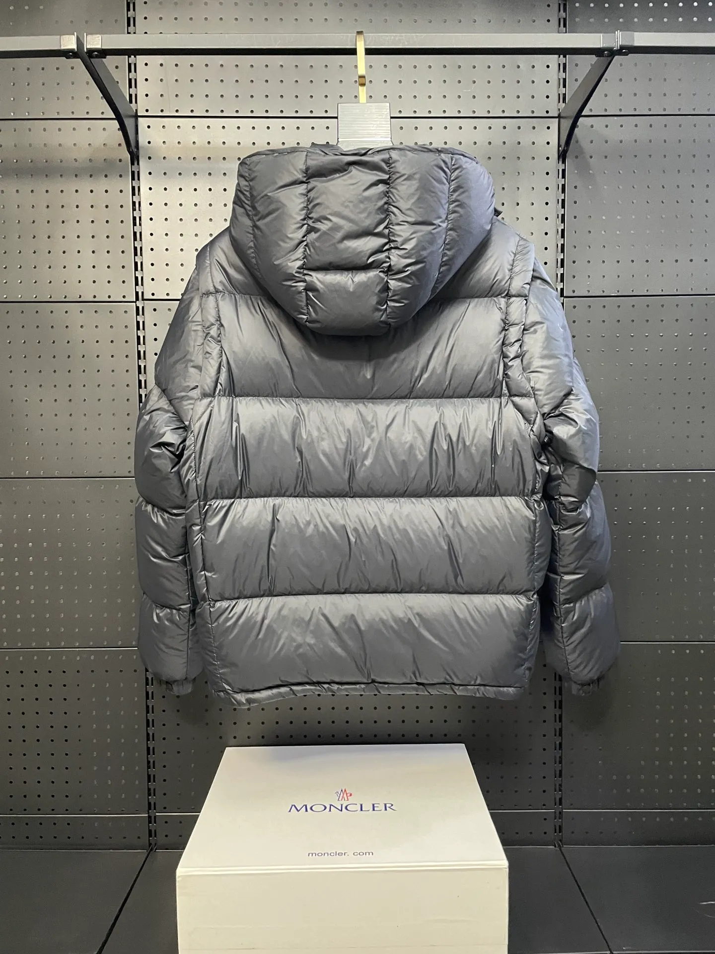 P780 Premium down ⬆️Moncler Cyclone 2-in-1 down jacket. ⚠️Goose down filling, small size filling 320g➕, easy to wear in winter in one piece. Changeable/jacket/hooded vest/stand collar vest/hooded down jacket. The Cyclone down jacket is equipped with detachable sleeves and can be worn as a vest or jacket.  The Cyclone down jacket is a modern take on the classic silhouette of the 1980s, with a new, simple silhouette. This short down jacket is made from nylon and features easily removable sleeves, allowing you to convert the jacket into a vest. A removable hood and contrast lining complete the design. Details •Made from nylon fabric •Nylon laqué lining •Down filling •Removable hood and sleeves •Zip and snap closure •Zip pockets •Elastic cuffs •Elastic drawstring hem Size : 1-5 Black Chocolate Couple.