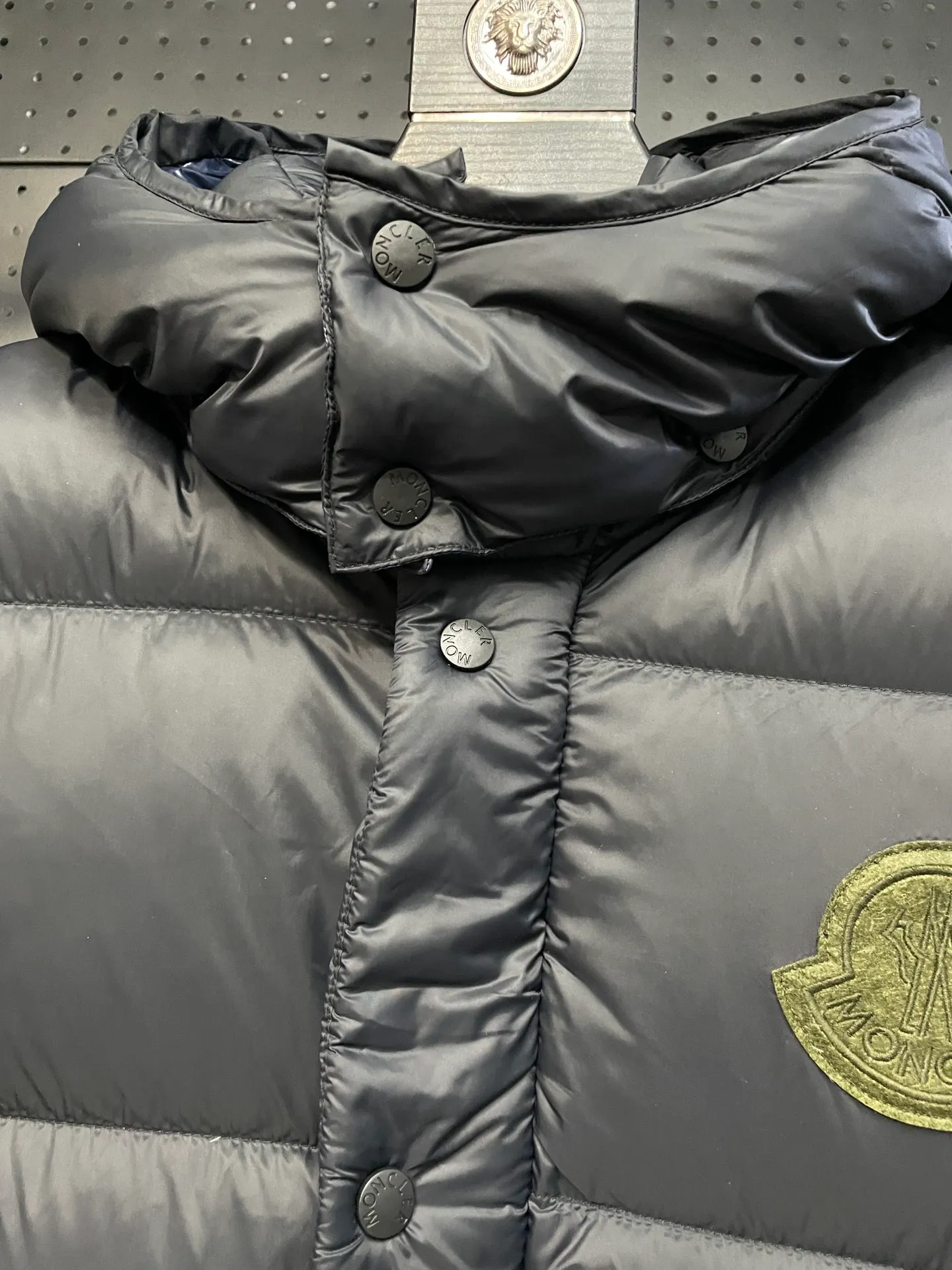 P780 Premium down ⬆️Moncler Cyclone 2-in-1 down jacket. ⚠️Goose down filling, small size filling 320g➕, easy to wear in winter in one piece. Changeable/jacket/hooded vest/stand collar vest/hooded down jacket. The Cyclone down jacket is equipped with detachable sleeves and can be worn as a vest or jacket.  The Cyclone down jacket is a modern take on the classic silhouette of the 1980s, with a new, simple silhouette. This short down jacket is made from nylon and features easily removable sleeves, allowing you to convert the jacket into a vest. A removable hood and contrast lining complete the design. Details •Made from nylon fabric •Nylon laqué lining •Down filling •Removable hood and sleeves •Zip and snap closure •Zip pockets •Elastic cuffs •Elastic drawstring hem Size : 1-5 Black Chocolate Couple.