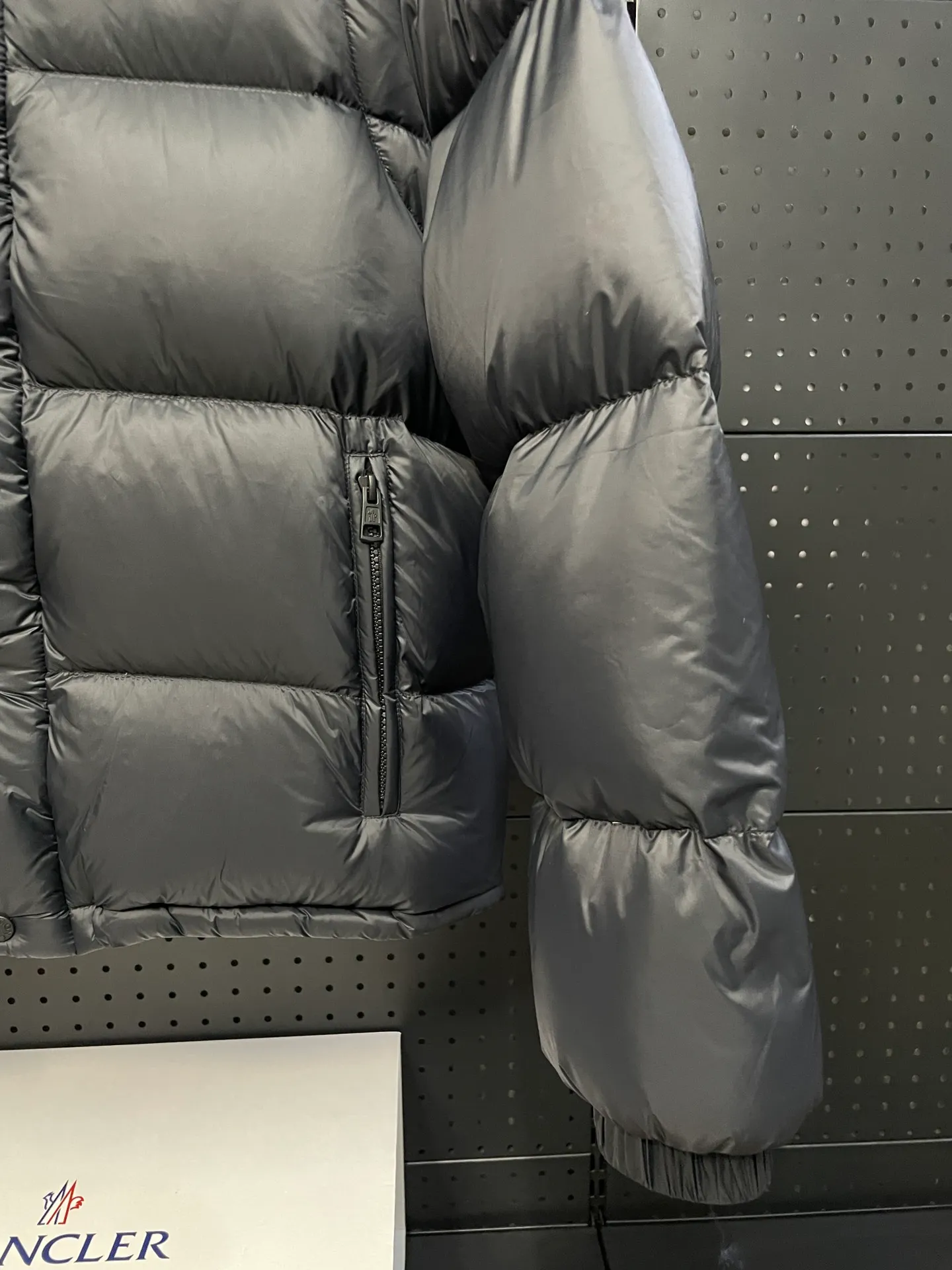 P780 Premium down ⬆️Moncler Cyclone 2-in-1 down jacket. ⚠️Goose down filling, small size filling 320g➕, easy to wear in winter in one piece. Changeable/jacket/hooded vest/stand collar vest/hooded down jacket. The Cyclone down jacket is equipped with detachable sleeves and can be worn as a vest or jacket.  The Cyclone down jacket is a modern take on the classic silhouette of the 1980s, with a new, simple silhouette. This short down jacket is made from nylon and features easily removable sleeves, allowing you to convert the jacket into a vest. A removable hood and contrast lining complete the design. Details •Made from nylon fabric •Nylon laqué lining •Down filling •Removable hood and sleeves •Zip and snap closure •Zip pockets •Elastic cuffs •Elastic drawstring hem Size : 1-5 Black Chocolate Couple.