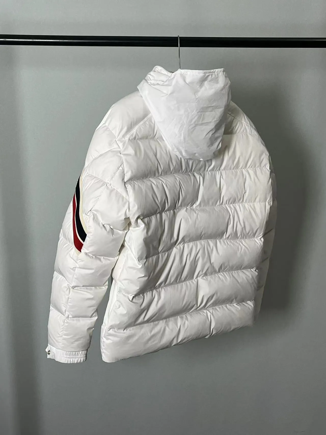 P920 🆕❤️2️⃣0️⃣2️⃣4️⃣Down⬆️Moncler Solayan men's tri-color trimmed short down jacket. Premium goose down filling. The finest, lightest and neatest fabric. Solayan men's short down jacket is decorated with seasonal iconic stripe details, blending sporty spirit and timeless style.  The Solayan down jacket is made of micro chic fabric and has a tough square shape design, highlighting Moncler's sporty spirit. This cropped down jacket features tricolor stripes on the sleeves, a seasonal take on the brand's signature. Comes with a practical pull-out hood. Details •Made from micro chic nylon fabric •Micro chic nylon lining •Down filled •Pull-out hood •Zip closure •Zip pockets •Adjustable cuffs •Elastic drawstring hem •Tri-color trim on sleeves Size: 1-5 Color: White Dark Brown Black