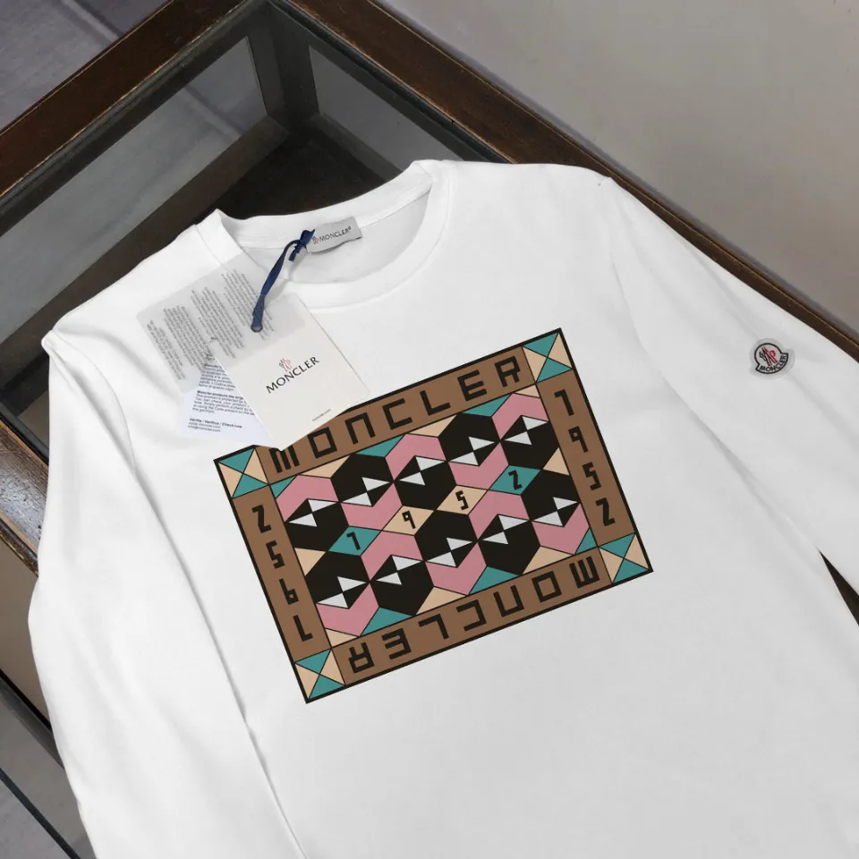 P180, a non-off-the-shelf model, you can trust it. Moncler printed long-sleeved T-shirt, 240g breathable cotton fabric, very soft and comfortable texture, does not shrink, does not deform, does not ball), can be worn alone as a base layer. Original customized accessories, collar label, care mark, hangtag, packaging (perfect details) Color: White Black Size: XS S M L