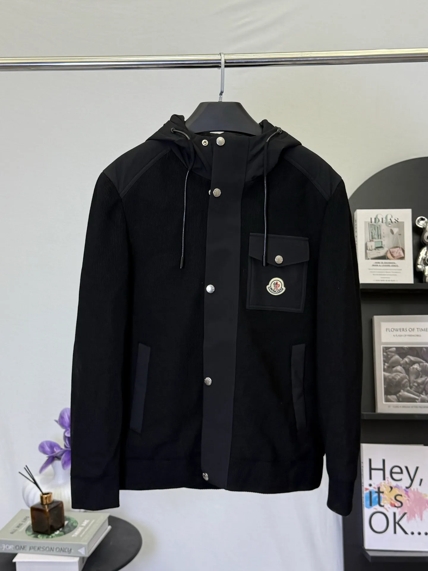 P1090 💕Moncler Chiablese logo zipper loose long-sleeved jacket for men. This is not clothes, it is obviously a "texture cheat" for autumn and winter👇 • The details are crazy: corduroy texture + matte black stitching, button placket + drawstring hood, with low-key retro relaxation, the masked logo is hidden on the pocket, and the luxury brand texture is hidden and full • Temperature and style: the thickness is just right for the transition between autumn and winter, the hood can be pulled up to wrap up the warmth, and it can be worn with a sweater or turtleneck to look "effortlessly handsome" • There are no blind spots in the scene: it is not procrastinating when commuting, it is stylish enough for dates, it can be worn by boys to look like a lazy and stylish man, and by girls, it can look like a cool sister, and it can make couples look like gods in autumn and winter. Do you want to win with one piece of clothing in autumn and winter? This one is done with eyes closed! Size M-3XL