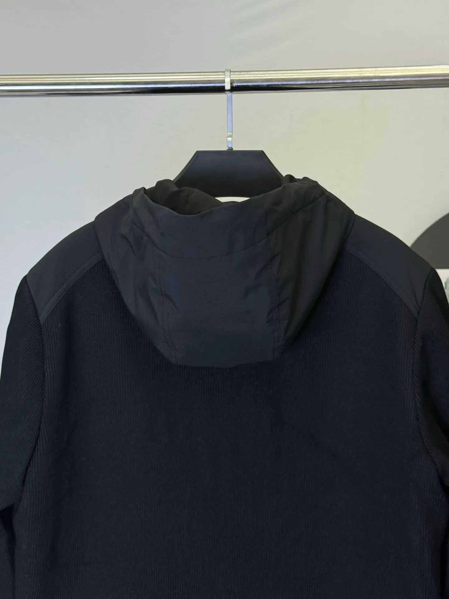 P1090 💕Moncler Chiablese logo zipper loose long-sleeved jacket for men. This is not clothes, it is obviously a "texture cheat" for autumn and winter👇 • The details are crazy: corduroy texture + matte black stitching, button placket + drawstring hood, with low-key retro relaxation, the masked logo is hidden on the pocket, and the luxury brand texture is hidden and full • Temperature and style: the thickness is just right for the transition between autumn and winter, the hood can be pulled up to wrap up the warmth, and it can be worn with a sweater or turtleneck to look "effortlessly handsome" • There are no blind spots in the scene: it is not procrastinating when commuting, it is stylish enough for dates, it can be worn by boys to look like a lazy and stylish man, and by girls, it can look like a cool sister, and it can make couples look like gods in autumn and winter. Do you want to win with one piece of clothing in autumn and winter? This one is done with eyes closed! Size M-3XL