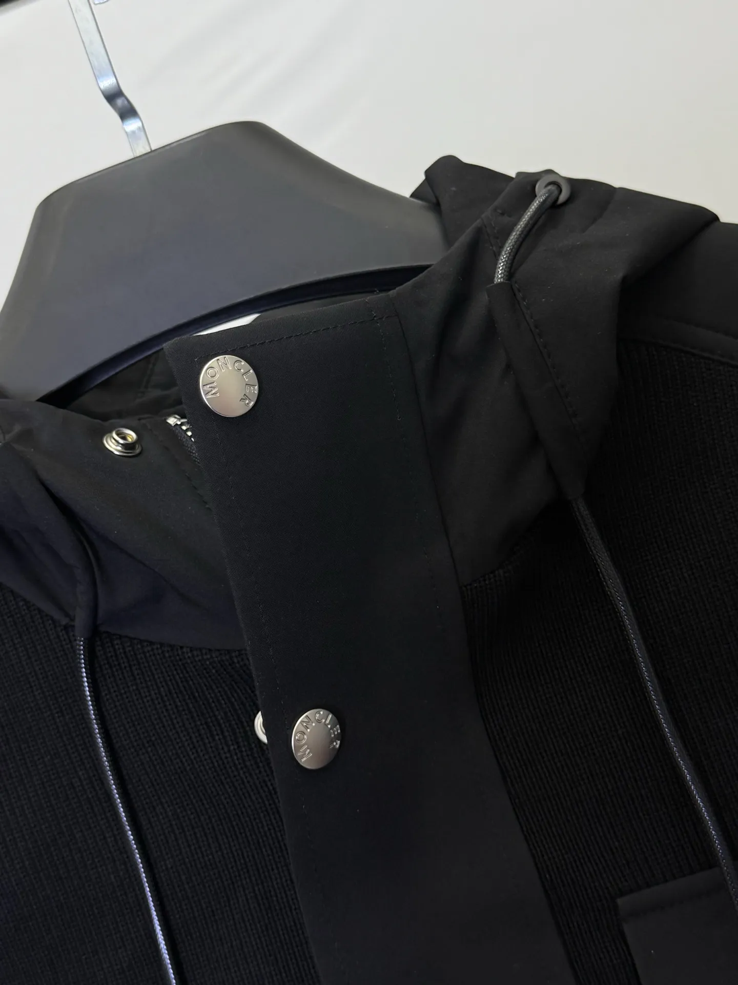 P1090 💕Moncler Chiablese logo zipper loose long-sleeved jacket for men. This is not clothes, it is obviously a "texture cheat" for autumn and winter👇 • The details are crazy: corduroy texture + matte black stitching, button placket + drawstring hood, with low-key retro relaxation, the masked logo is hidden on the pocket, and the luxury brand texture is hidden and full • Temperature and style: the thickness is just right for the transition between autumn and winter, the hood can be pulled up to wrap up the warmth, and it can be worn with a sweater or turtleneck to look "effortlessly handsome" • There are no blind spots in the scene: it is not procrastinating when commuting, it is stylish enough for dates, it can be worn by boys to look like a lazy and stylish man, and by girls, it can look like a cool sister, and it can make couples look like gods in autumn and winter. Do you want to win with one piece of clothing in autumn and winter? This one is done with eyes closed! Size M-3XL