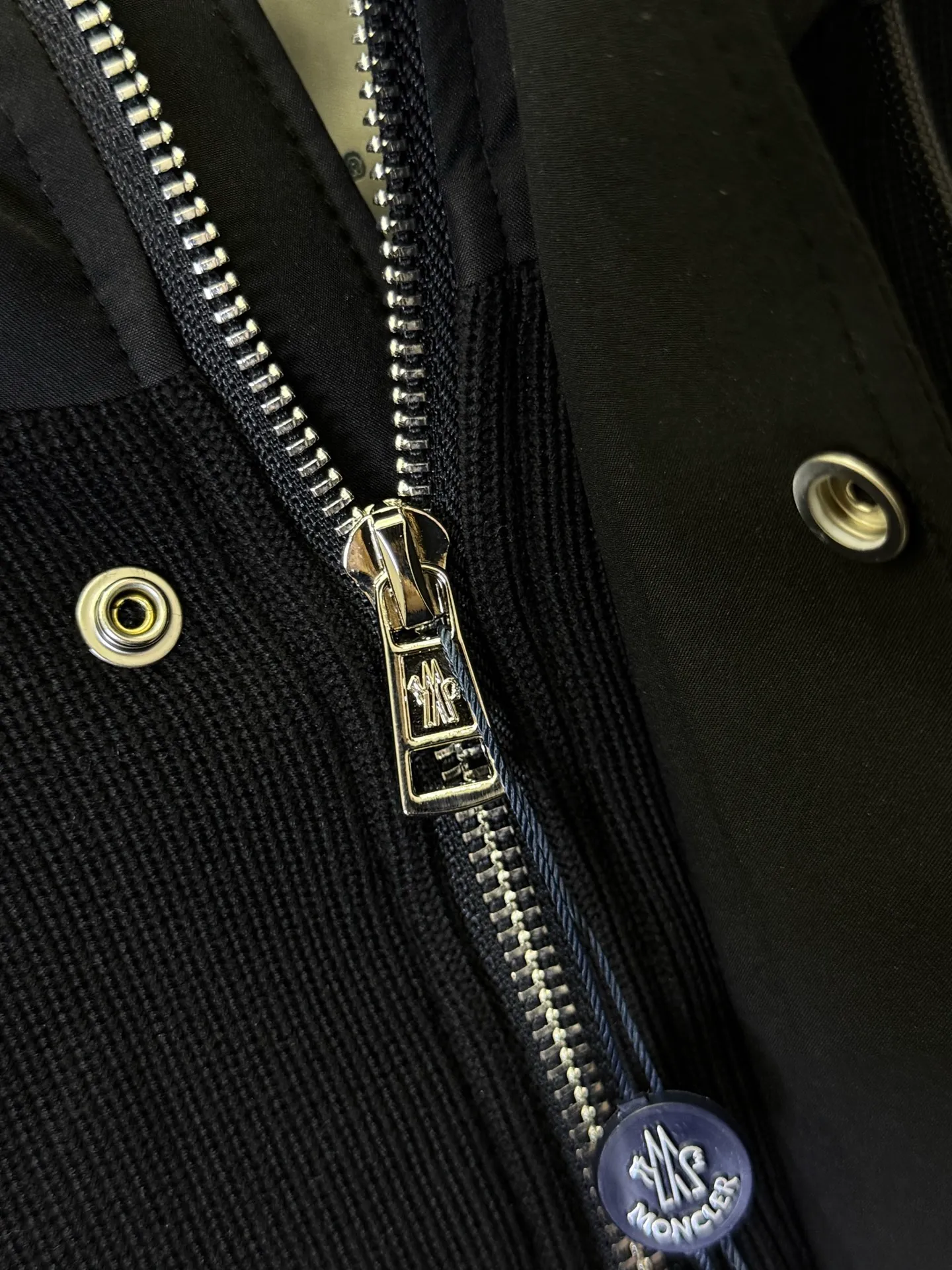 P1090 💕Moncler Chiablese logo zipper loose long-sleeved jacket for men. This is not clothes, it is obviously a "texture cheat" for autumn and winter👇 • The details are crazy: corduroy texture + matte black stitching, button placket + drawstring hood, with low-key retro relaxation, the masked logo is hidden on the pocket, and the luxury brand texture is hidden and full • Temperature and style: the thickness is just right for the transition between autumn and winter, the hood can be pulled up to wrap up the warmth, and it can be worn with a sweater or turtleneck to look "effortlessly handsome" • There are no blind spots in the scene: it is not procrastinating when commuting, it is stylish enough for dates, it can be worn by boys to look like a lazy and stylish man, and by girls, it can look like a cool sister, and it can make couples look like gods in autumn and winter. Do you want to win with one piece of clothing in autumn and winter? This one is done with eyes closed! Size M-3XL