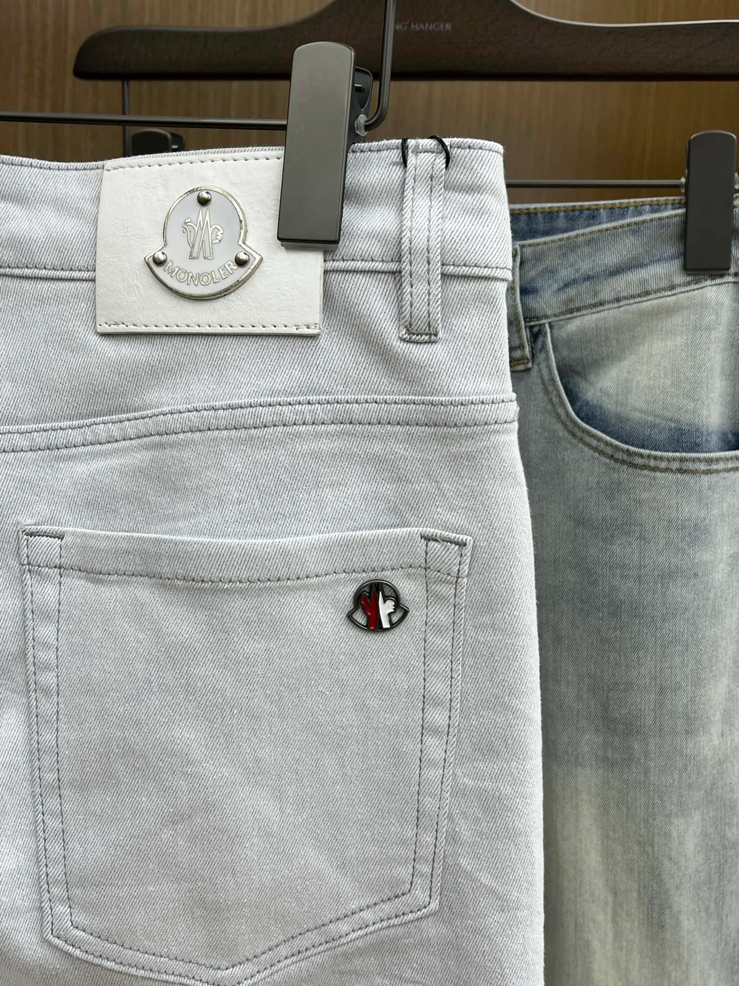 P240 Moncler 25ss🔥New light-colored denim trousers. The best original jeans in the physical store, suitable for all ages. Comfortable, soft and skin-friendly, the upper body effect is super fashionable and versatile, upright and stylish, a wardrobe must-have! Perfect for any occasion. Size: 28-38 (no 35.37)