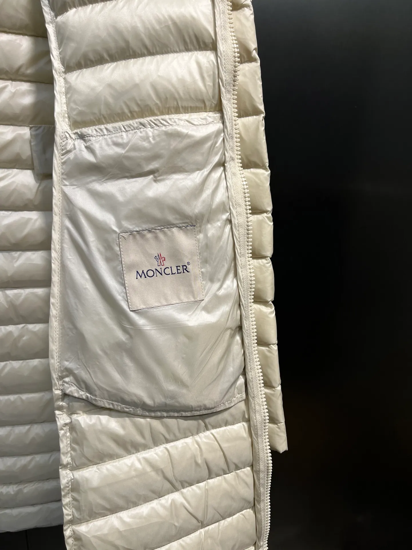 P1060 moncler premium down jacket 🌟 The latest style of waisted hooded lightweight long down jacket in autumn and winter 🖤Customized and developed hardware accessories, all details are fully processed. The waist is perfectly shaped and the upper body effect is great. A must-have for goddesses. Versatility, fashionable and handsome. National standard 90 white goose down filling. Memory silk fabric texture is upright and stylish. Warmth resists bloat. Three complete standards. Size: 01234
