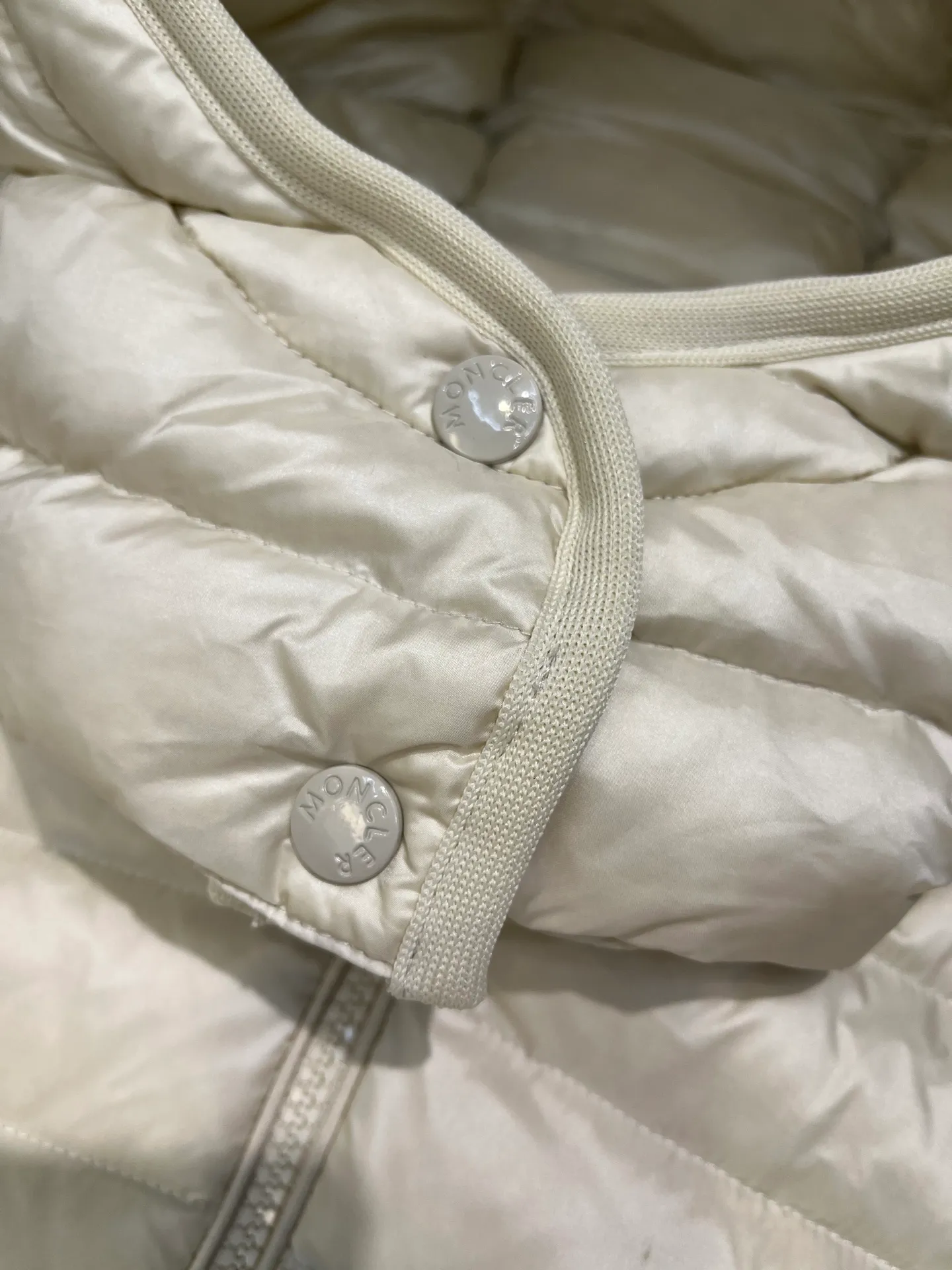 P1060 moncler premium down jacket 🌟 The latest style of waisted hooded lightweight long down jacket in autumn and winter 🖤Customized and developed hardware accessories, all details are fully processed. The waist is perfectly shaped and the upper body effect is great. A must-have for goddesses. Versatility, fashionable and handsome. National standard 90 white goose down filling. Memory silk fabric texture is upright and stylish. Warmth resists bloat. Three complete standards. Size: 01234