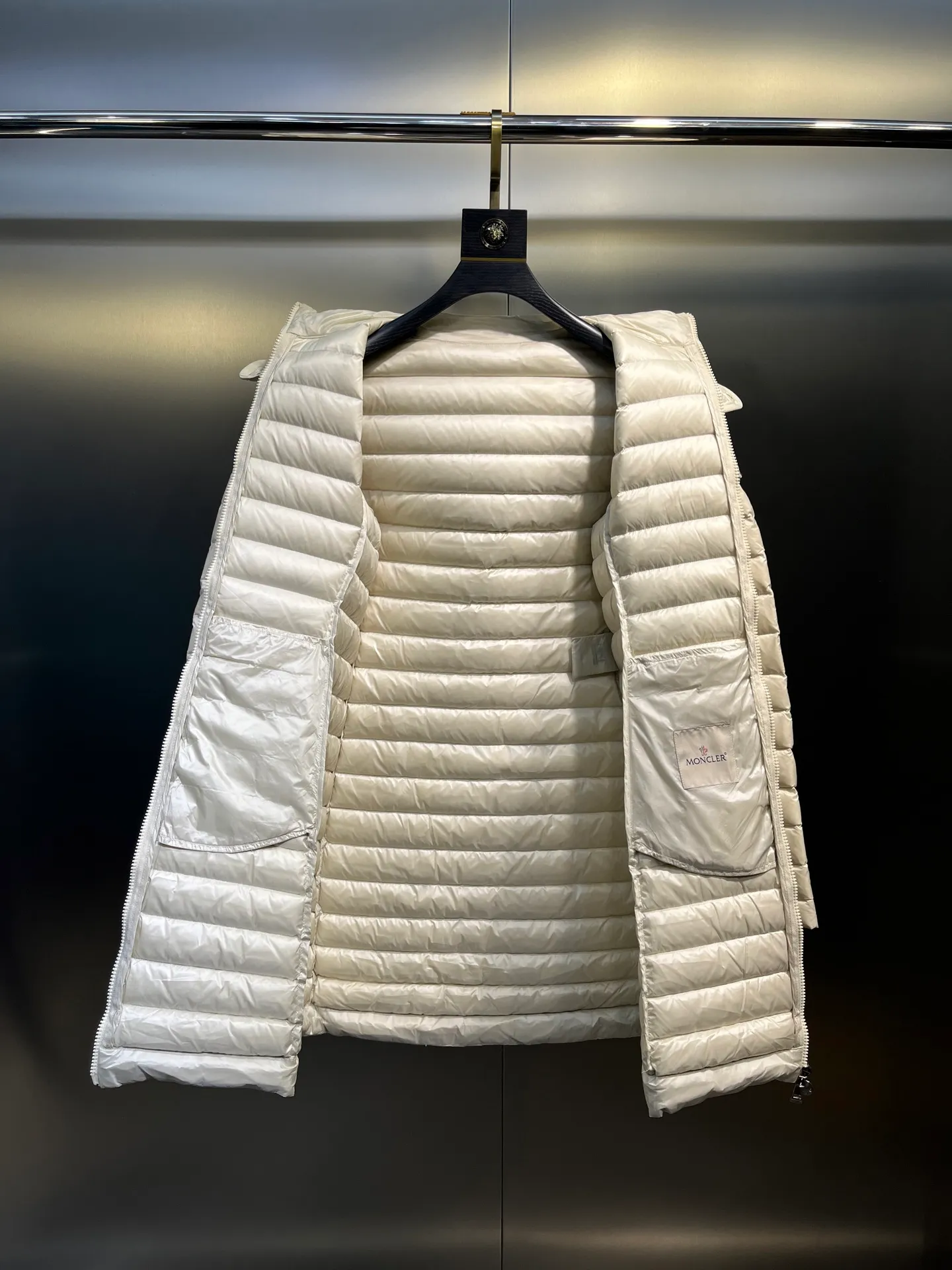 P1060 moncler premium down jacket 🌟 The latest style of waisted hooded lightweight long down jacket in autumn and winter 🖤Customized and developed hardware accessories, all details are fully processed. The waist is perfectly shaped and the upper body effect is great. A must-have for goddesses. Versatility, fashionable and handsome. National standard 90 white goose down filling. Memory silk fabric texture is upright and stylish. Warmth resists bloat. Three complete standards. Size: 01234