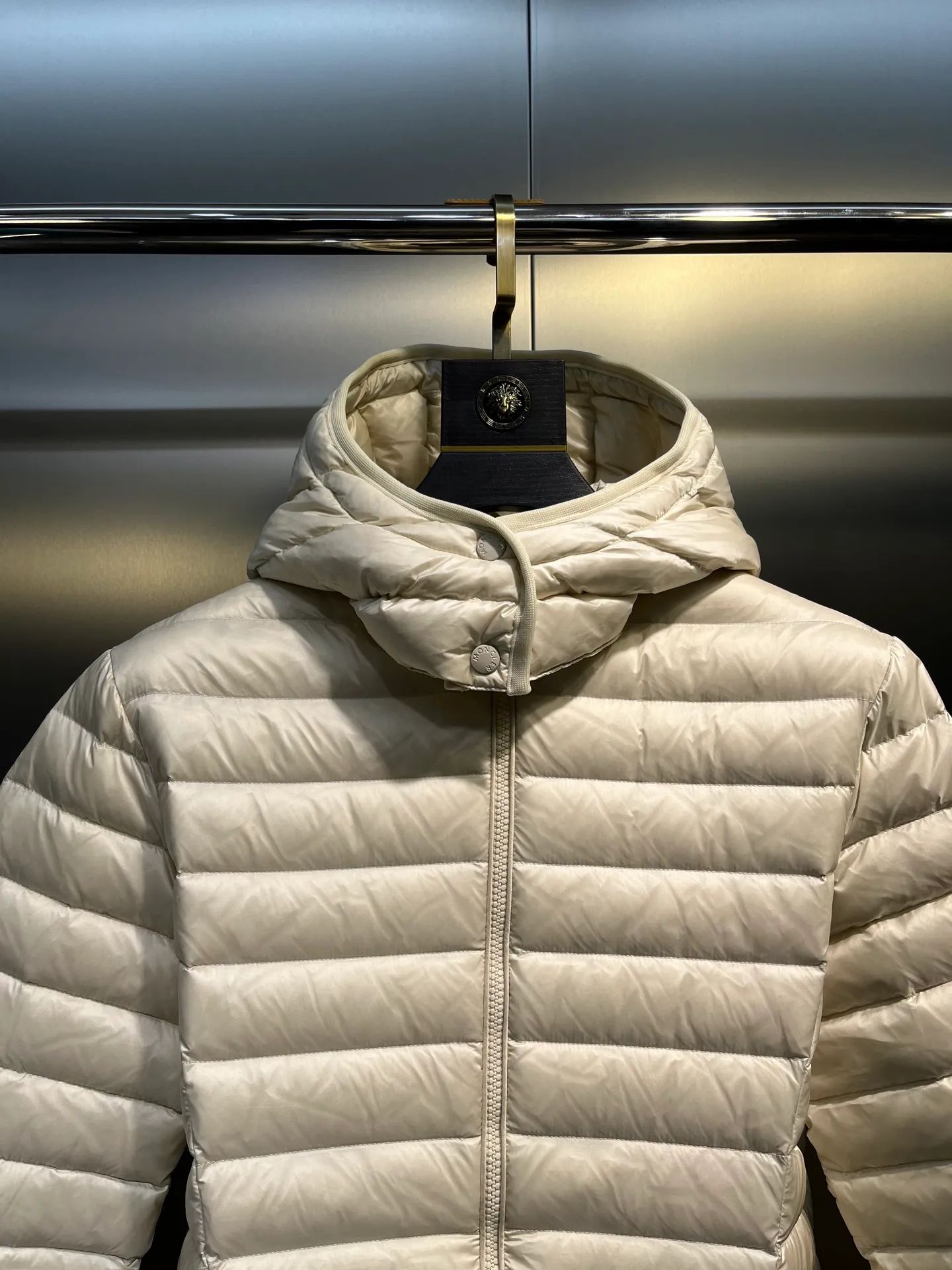 P1060 moncler premium down jacket 🌟 The latest style of waisted hooded lightweight long down jacket in autumn and winter 🖤Customized and developed hardware accessories, all details are fully processed. The waist is perfectly shaped and the upper body effect is great. A must-have for goddesses. Versatility, fashionable and handsome. National standard 90 white goose down filling. Memory silk fabric texture is upright and stylish. Warmth resists bloat. Three complete standards. Size: 01234