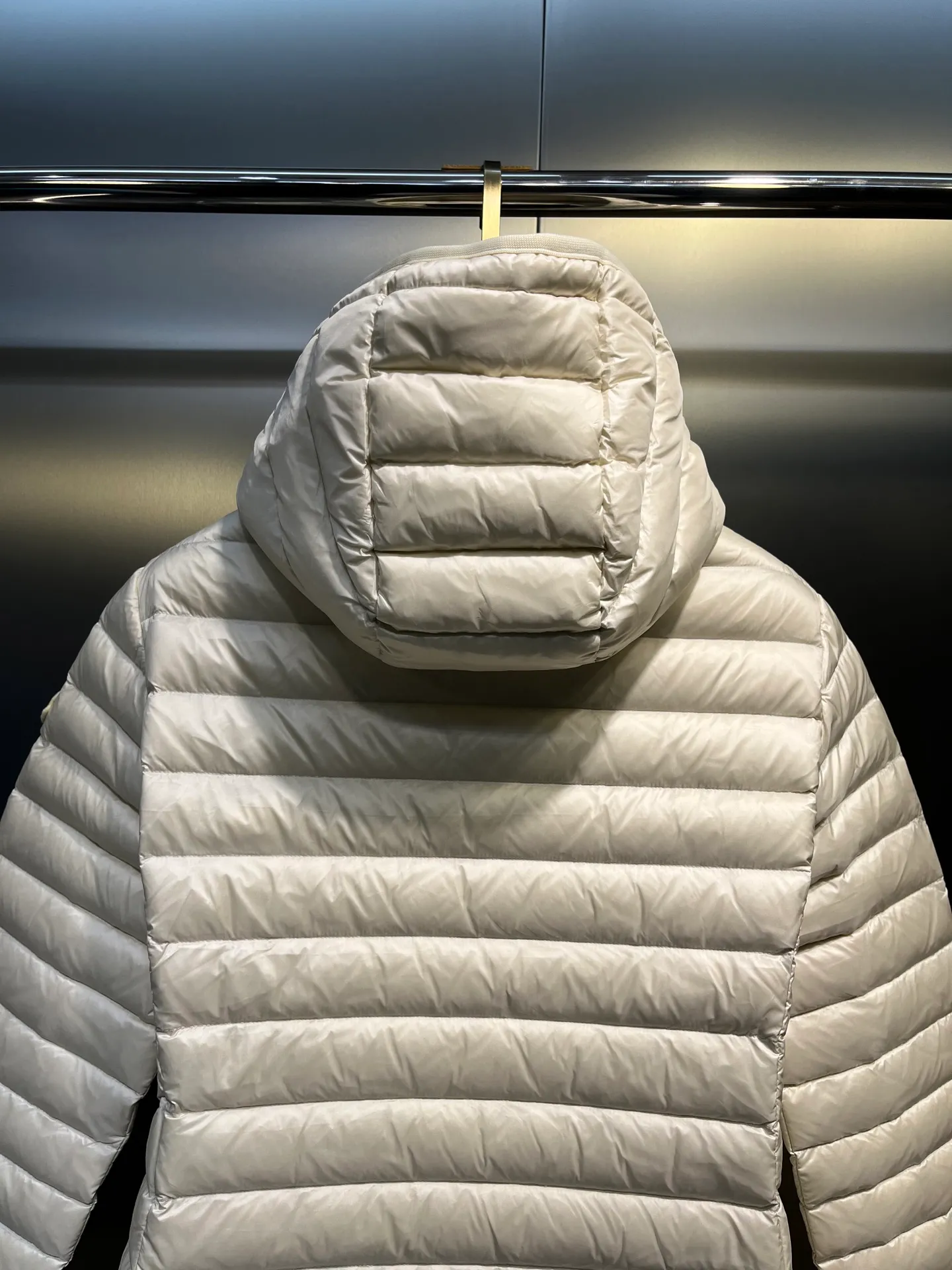 P1060 moncler premium down jacket 🌟 The latest style of waisted hooded lightweight long down jacket in autumn and winter 🖤Customized and developed hardware accessories, all details are fully processed. The waist is perfectly shaped and the upper body effect is great. A must-have for goddesses. Versatility, fashionable and handsome. National standard 90 white goose down filling. Memory silk fabric texture is upright and stylish. Warmth resists bloat. Three complete standards. Size: 01234