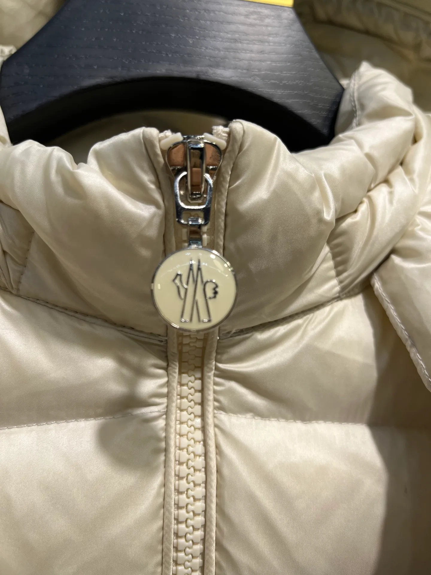 P1060 moncler premium down jacket 🌟 The latest style of waisted hooded lightweight long down jacket in autumn and winter 🖤Customized and developed hardware accessories, all details are fully processed. The waist is perfectly shaped and the upper body effect is great. A must-have for goddesses. Versatility, fashionable and handsome. National standard 90 white goose down filling. Memory silk fabric texture is upright and stylish. Warmth resists bloat. Three complete standards. Size: 01234