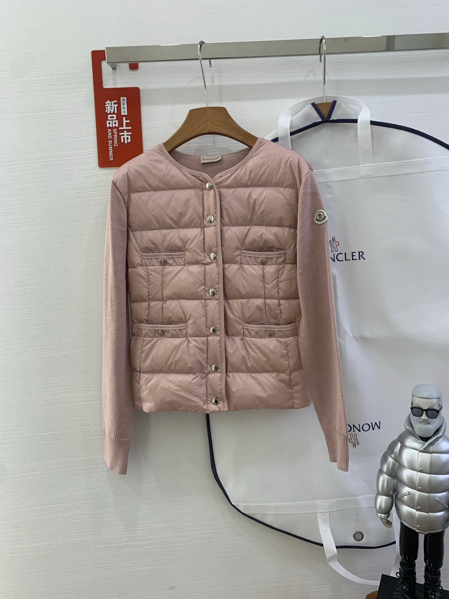 P640 French purchasing agent MONCLER 25-year-old 4-pocket thin spliced ​​knitted down jacket for women. This cardigan is equipped with a down-filled front and is suitable for wearing in all seasons throughout the year. Midweight knit style in merino wool. •Made from fine merino wool •longue saison lining •Longue saison front filled with down •Fully molded jersey •7 needles •Snap button closure •Pockets •Knit trim