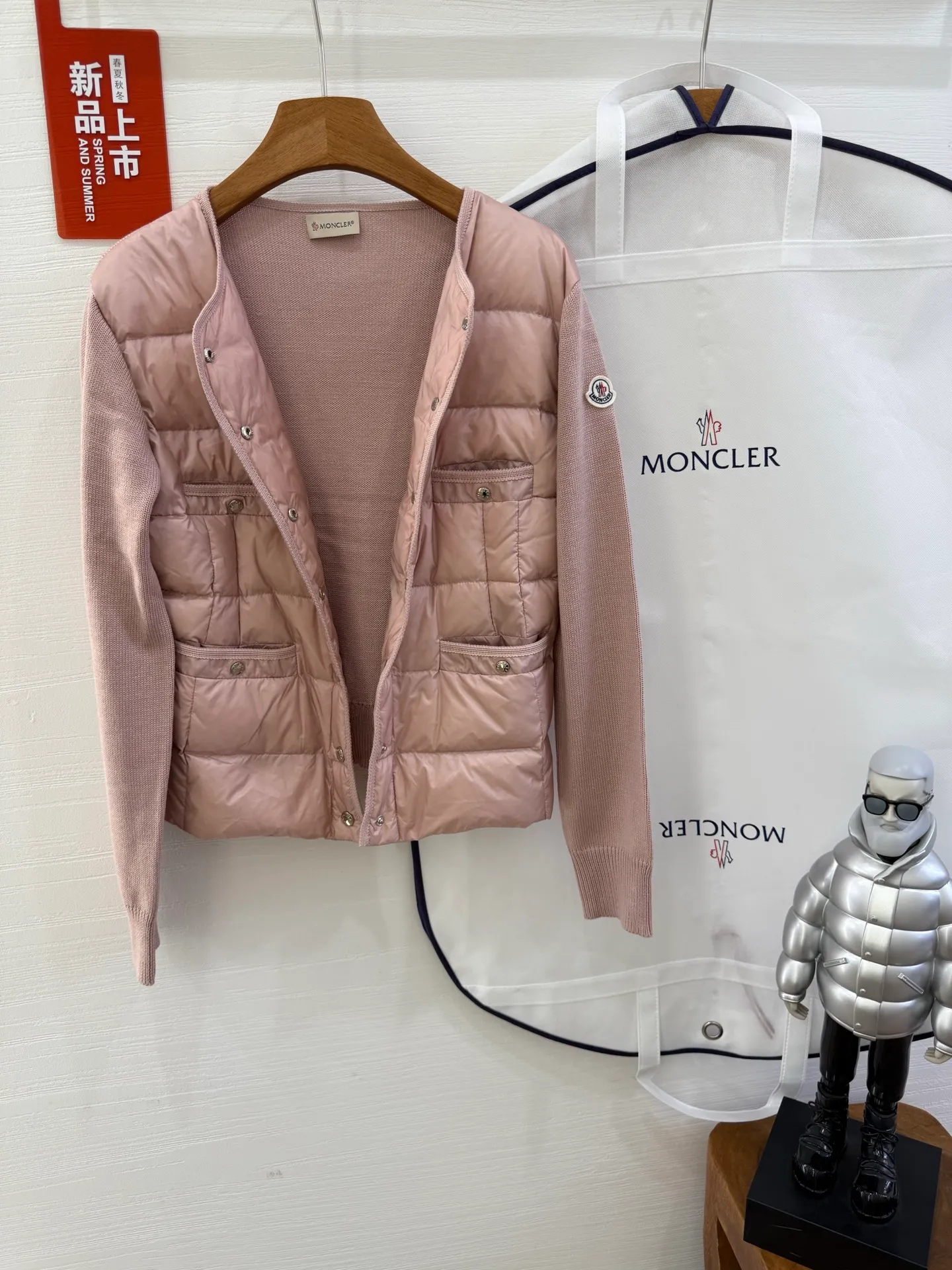 P640 French purchasing agent MONCLER 25-year-old 4-pocket thin spliced ​​knitted down jacket for women. This cardigan is equipped with a down-filled front and is suitable for wearing in all seasons throughout the year. Midweight knit style in merino wool. •Made from fine merino wool •longue saison lining •Longue saison front filled with down •Fully molded jersey •7 needles •Snap button closure •Pockets •Knit trim