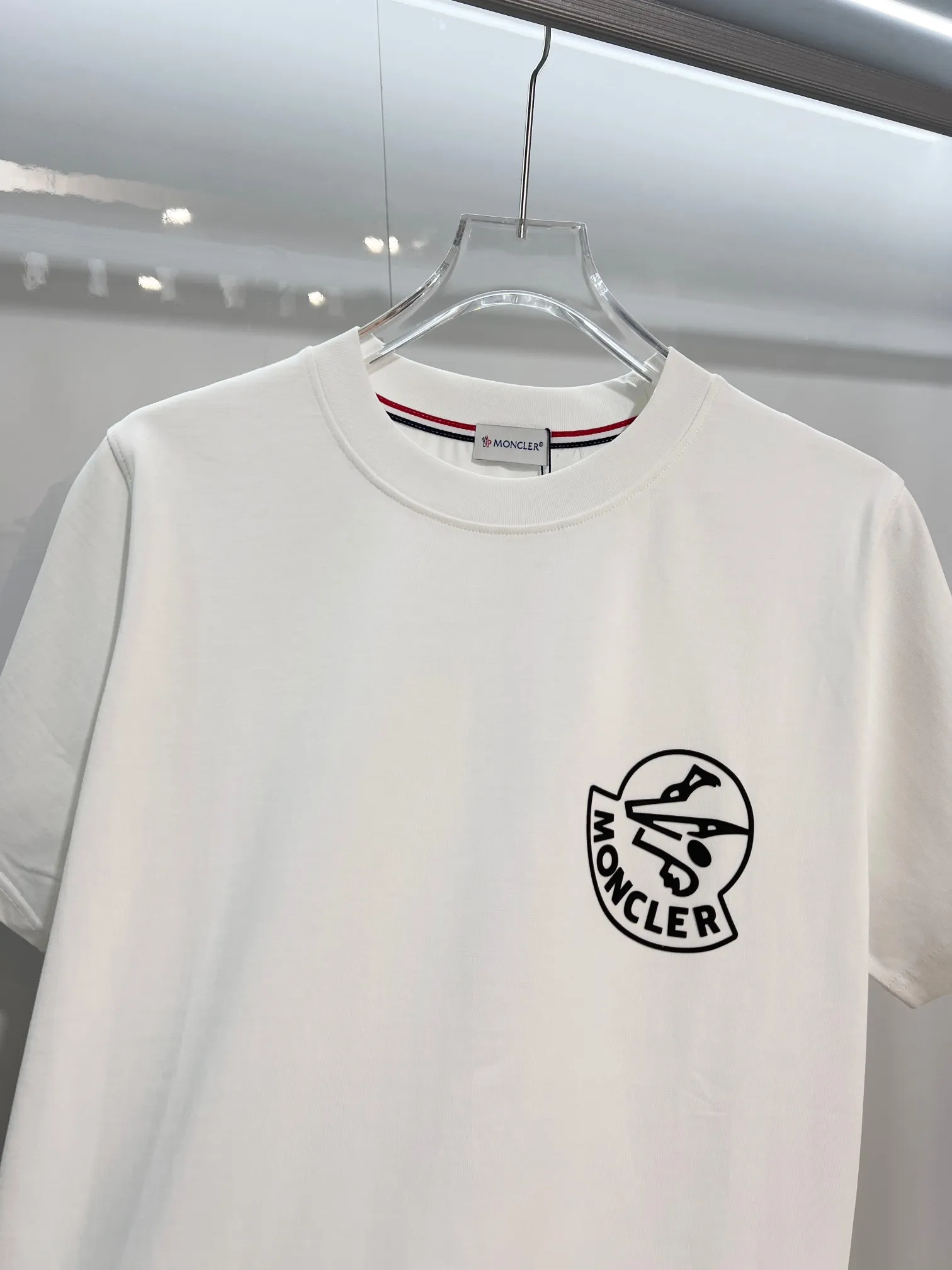 P150 MONCLER/Muzzled 300g pure cotton round neck short-sleeved T-shirt Brand classic Three-dimensional offset letter LOGO embossing process 2025ss official synchronization High version High quality Fashion personality Versatile trend Pure original quality Original fabric Hang tag Collar label Washed wheat Complete three standards Color: Black. White. Size: S M L XL XXL