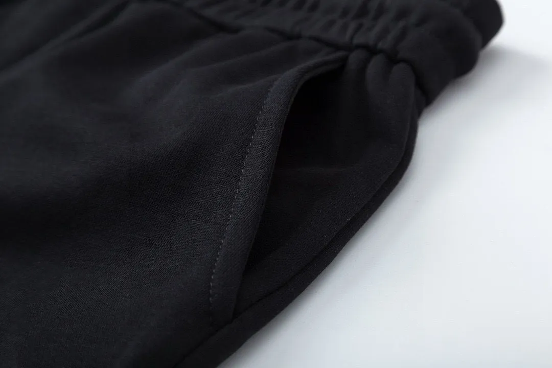 P170 Moncler 2025 new style, light luxury, defective logo printing, essential for daily commuting for men and women, casual shorts · Customized terry fabric · Elastic + drawstring adjustable waist · Complete waist tag and three wash marks Color: Black Size: XS S M L