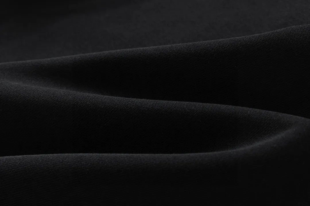 P170 Moncler 2025 new style, light luxury, defective logo printing, essential for daily commuting for men and women, casual shorts · Customized terry fabric · Elastic + drawstring adjustable waist · Complete waist tag and three wash marks Color: Black Size: XS S M L